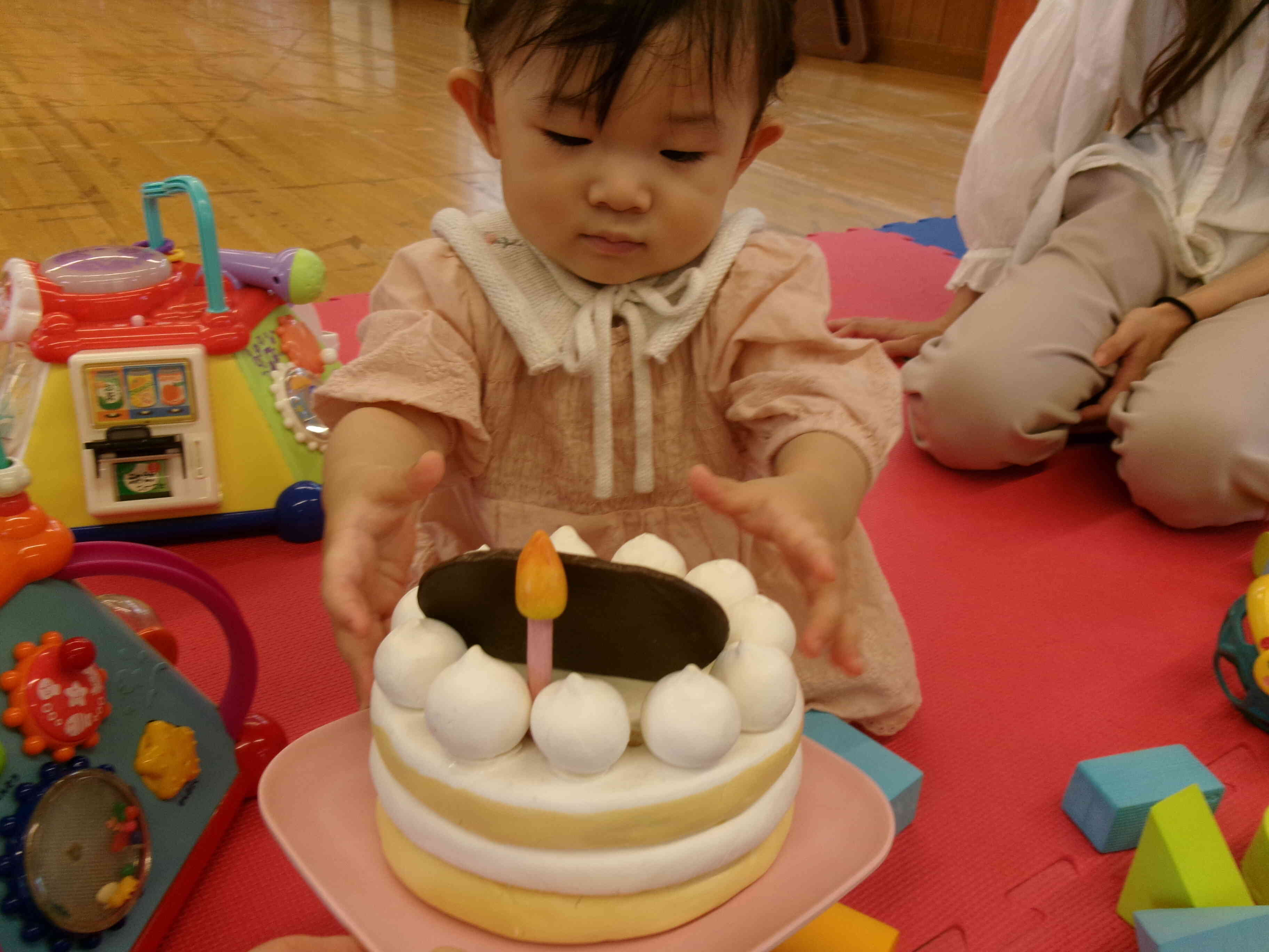 お誕生日ケーキに興味津々!!