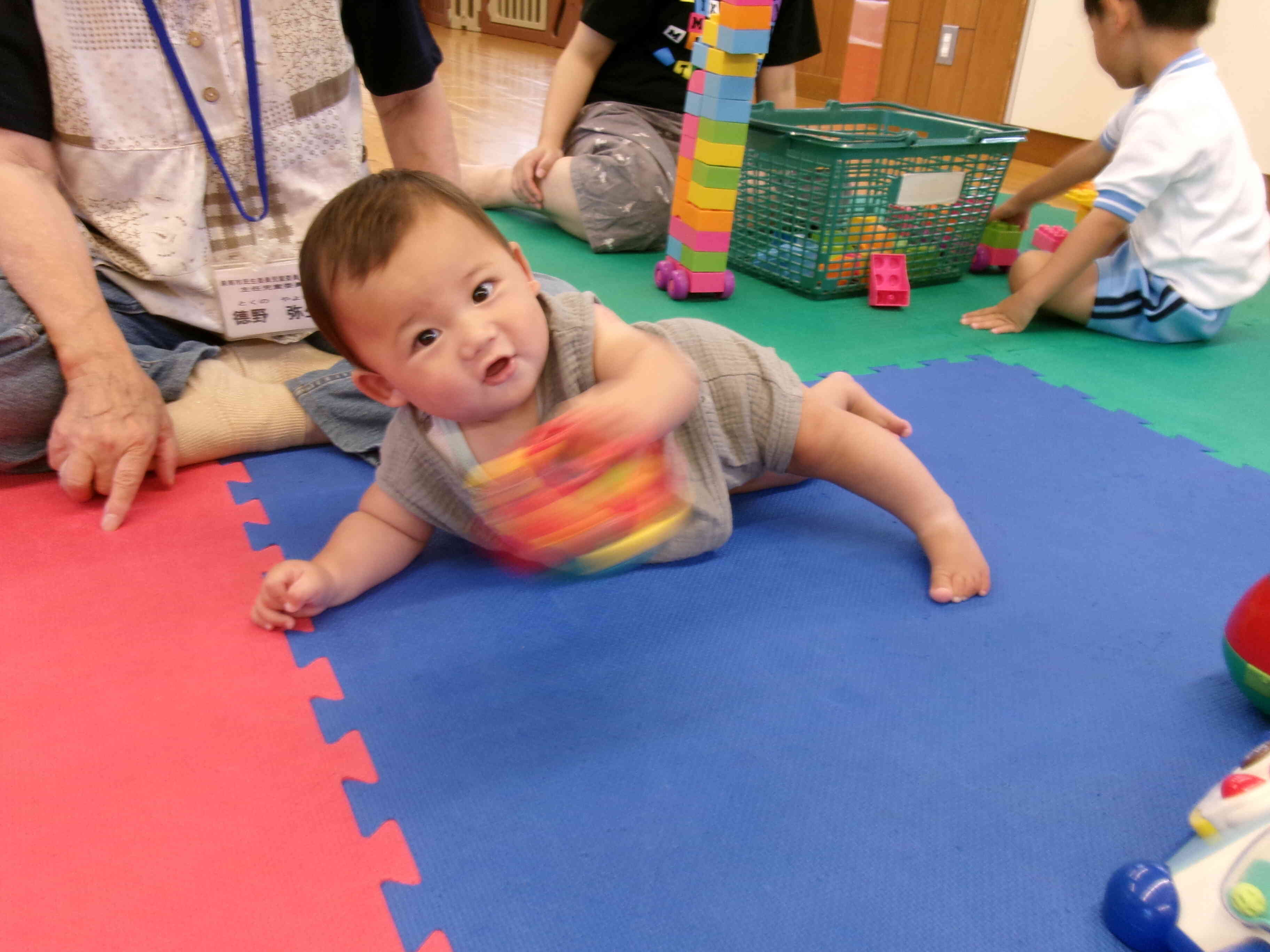 ボクの水遊びはまだだなぁ～。でもおもちゃで遊べるもんね☆