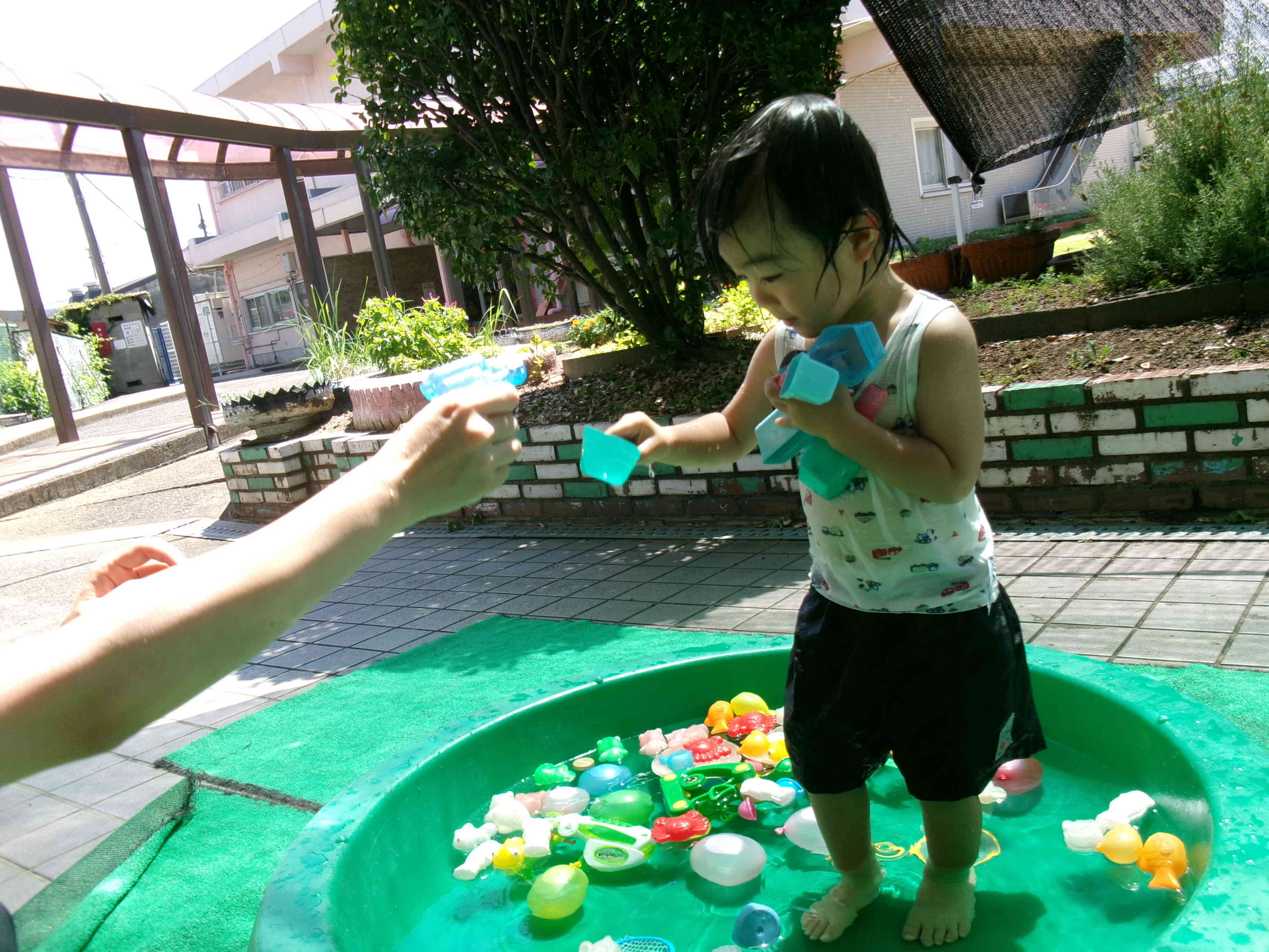 お母さんからの水鉄砲攻撃も何のその！へっちゃらだよ！