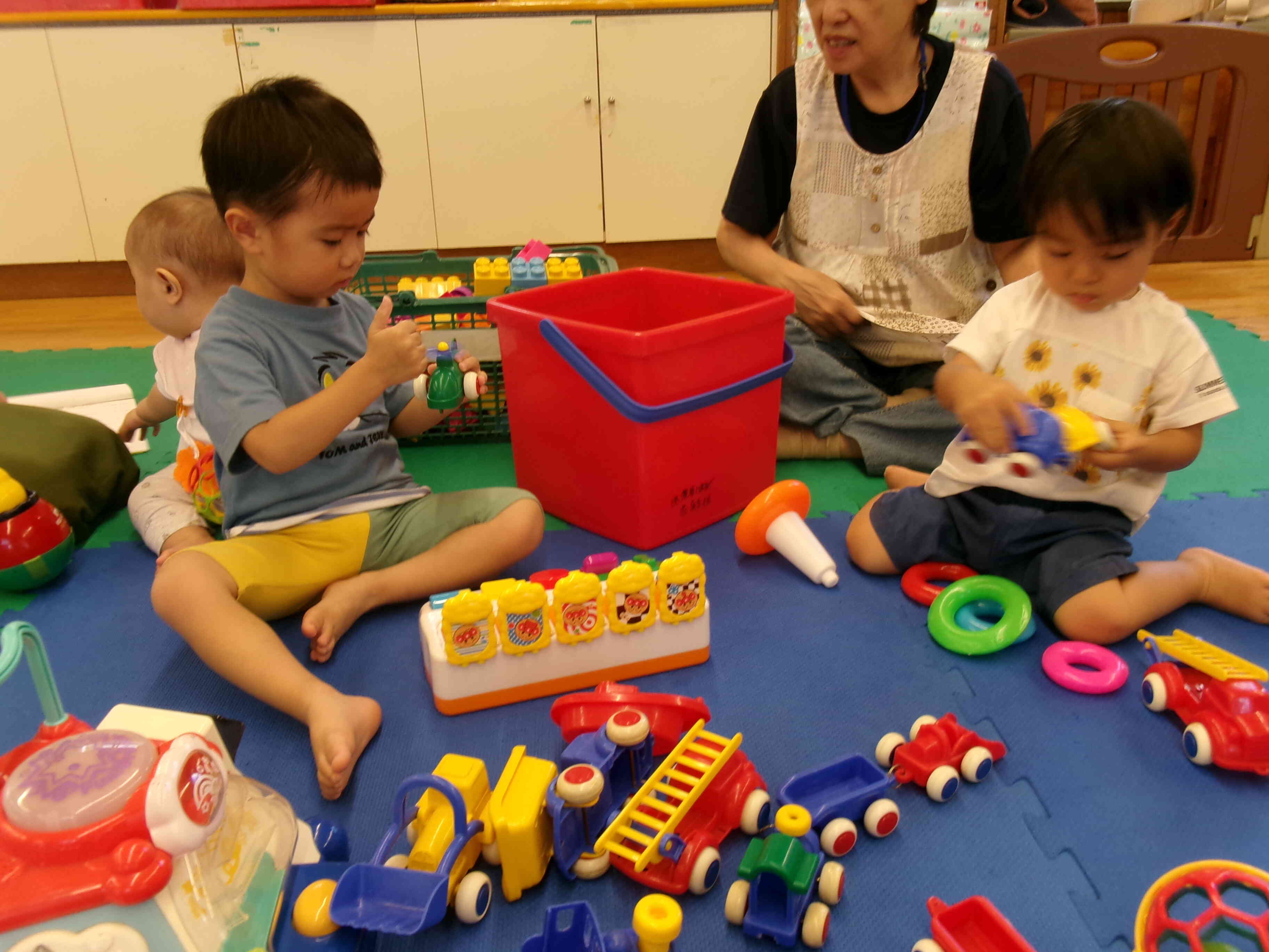 水遊びでたっぷり遊んだ後はお部屋でゆっくりとおもちゃタイム！
