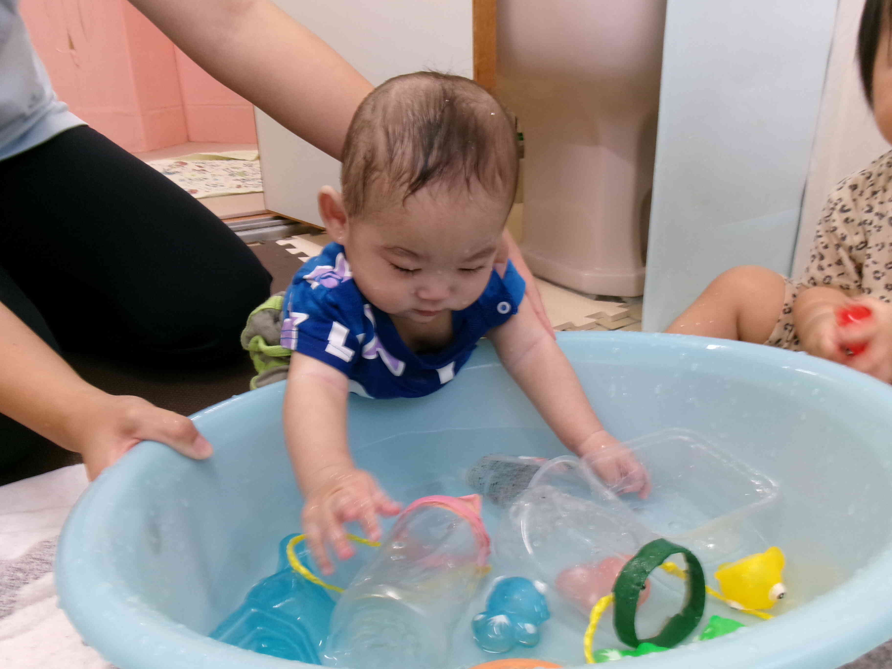 水遊びをして遊んだよ！｜ニチイキッズ泉南保育園｜ニチイキッズ