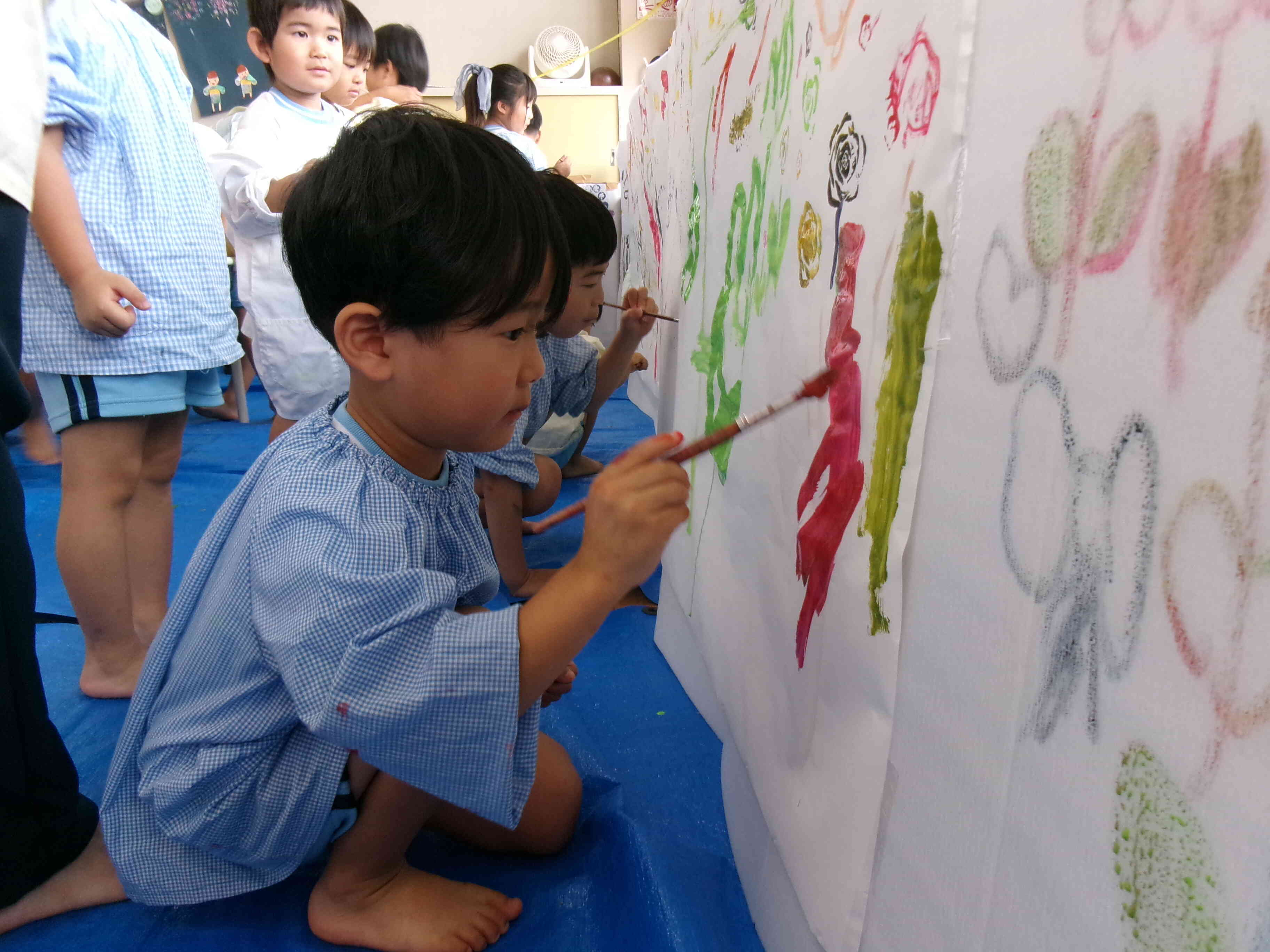 真剣に描いています。