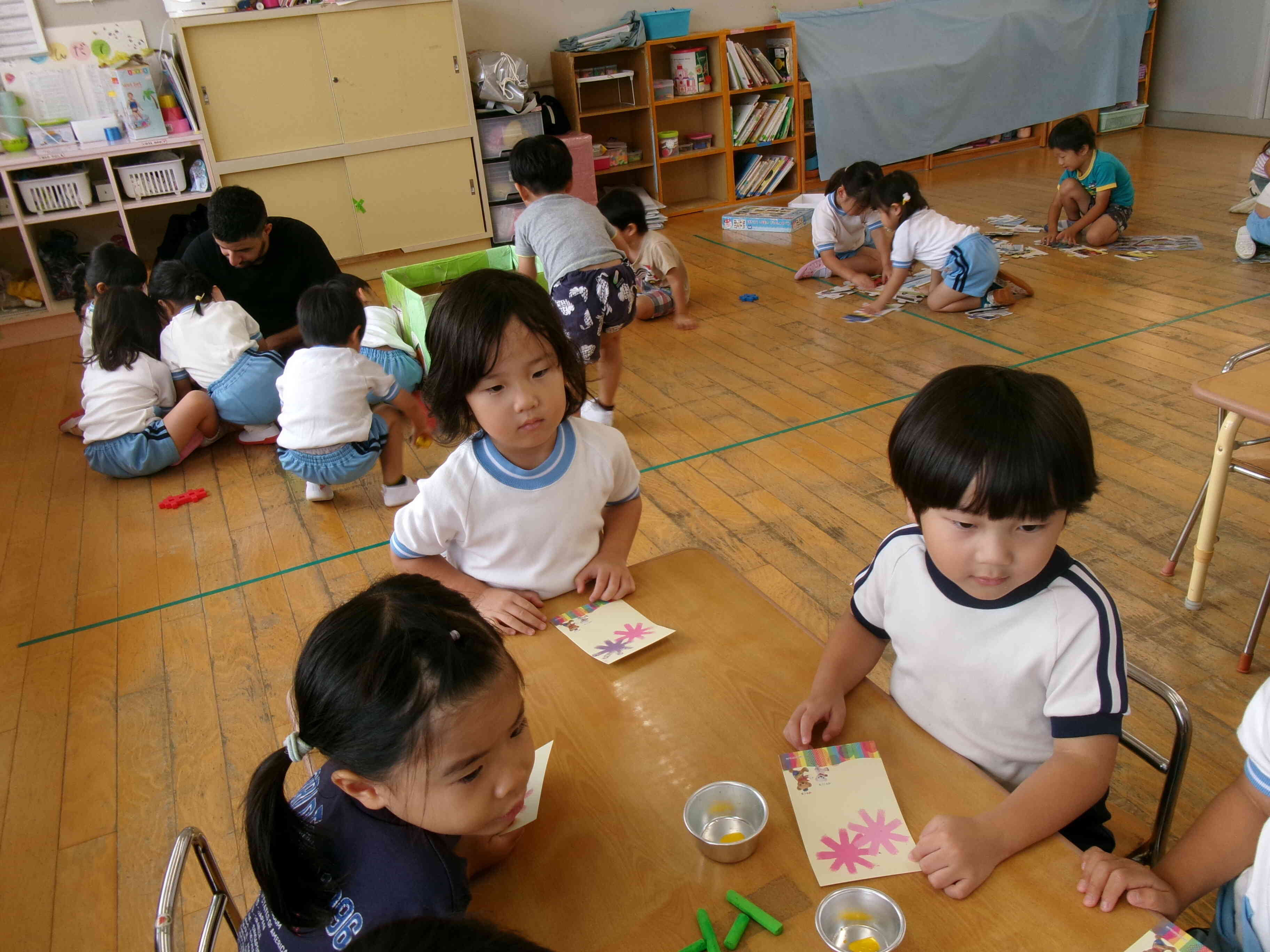 年少組さんは制作をしています。何が出来るのかな～？