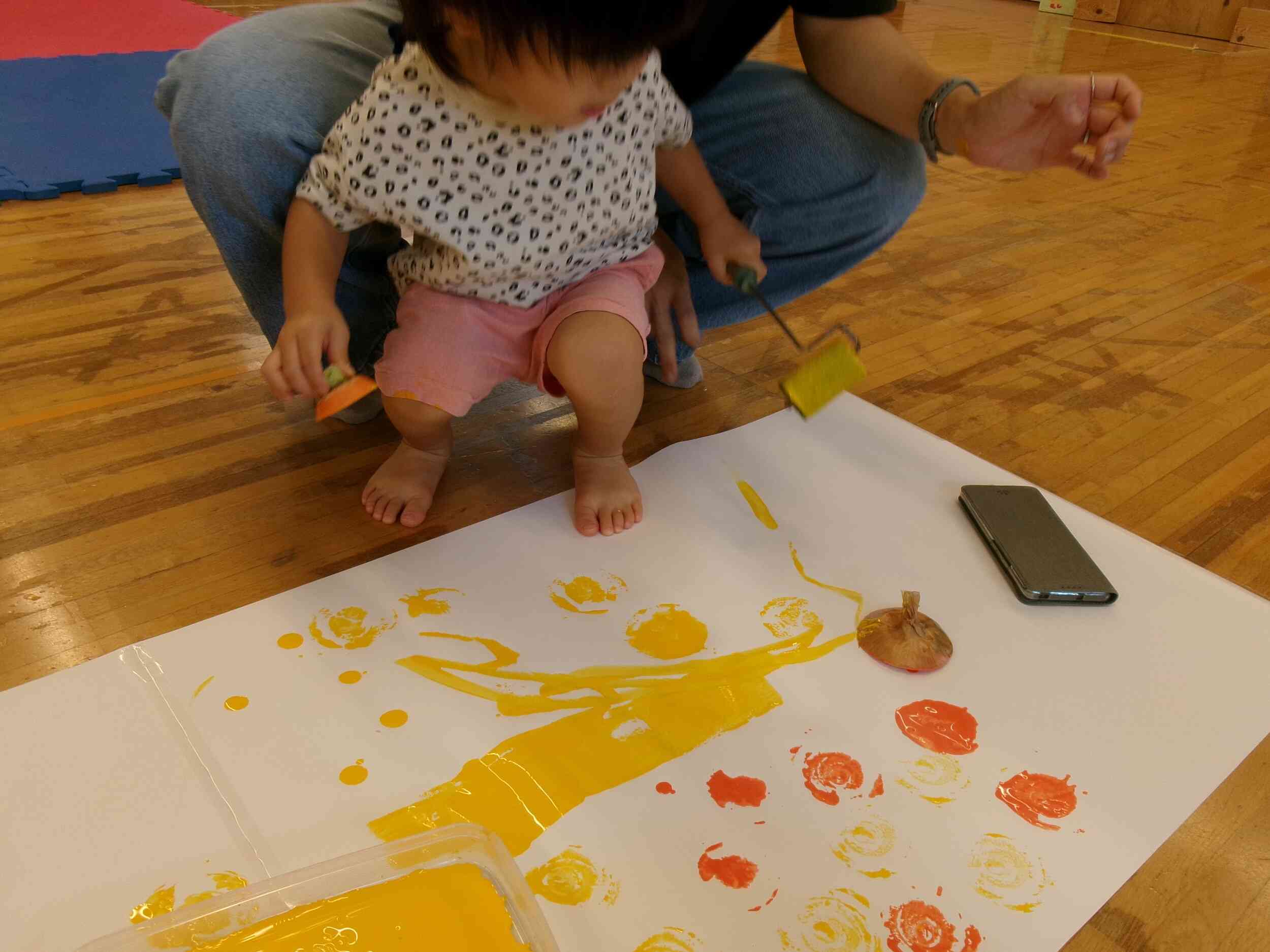 お母さんと一緒に。次はどこに描こうかな？