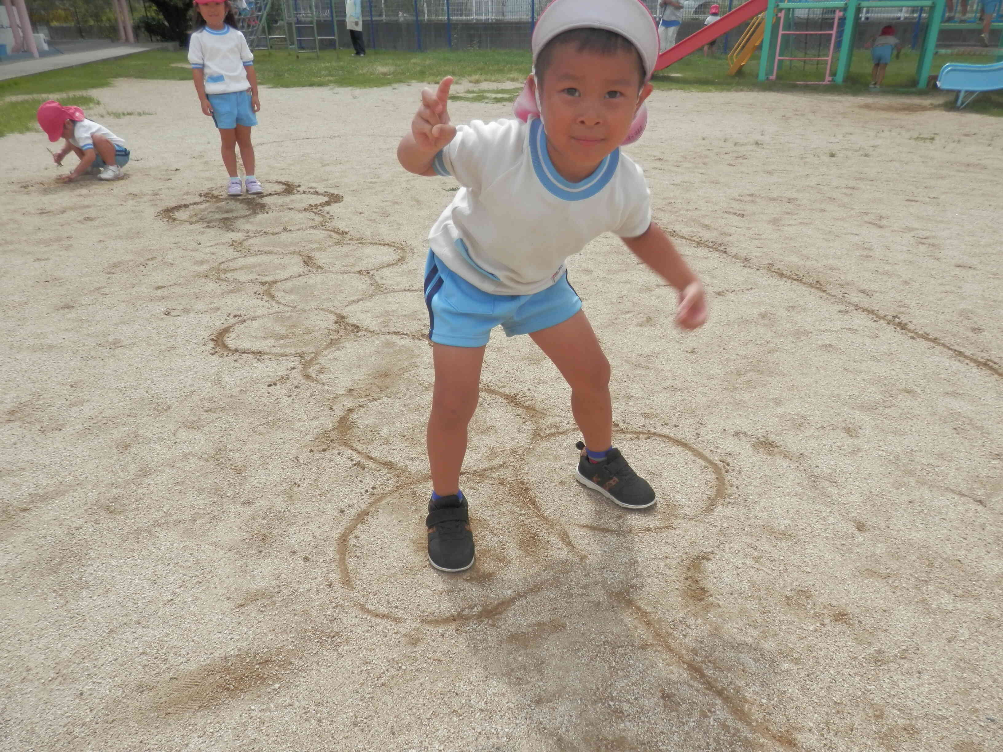 園庭でも何度も挑戦！上手に跳べたかな？