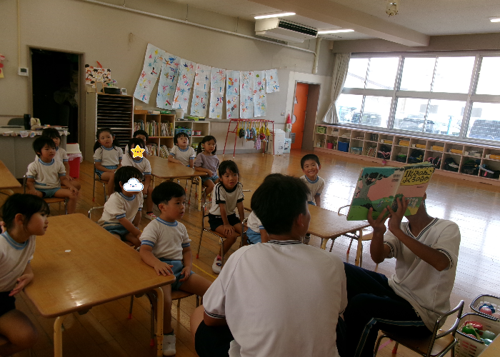 絵本を読んでいるところです！