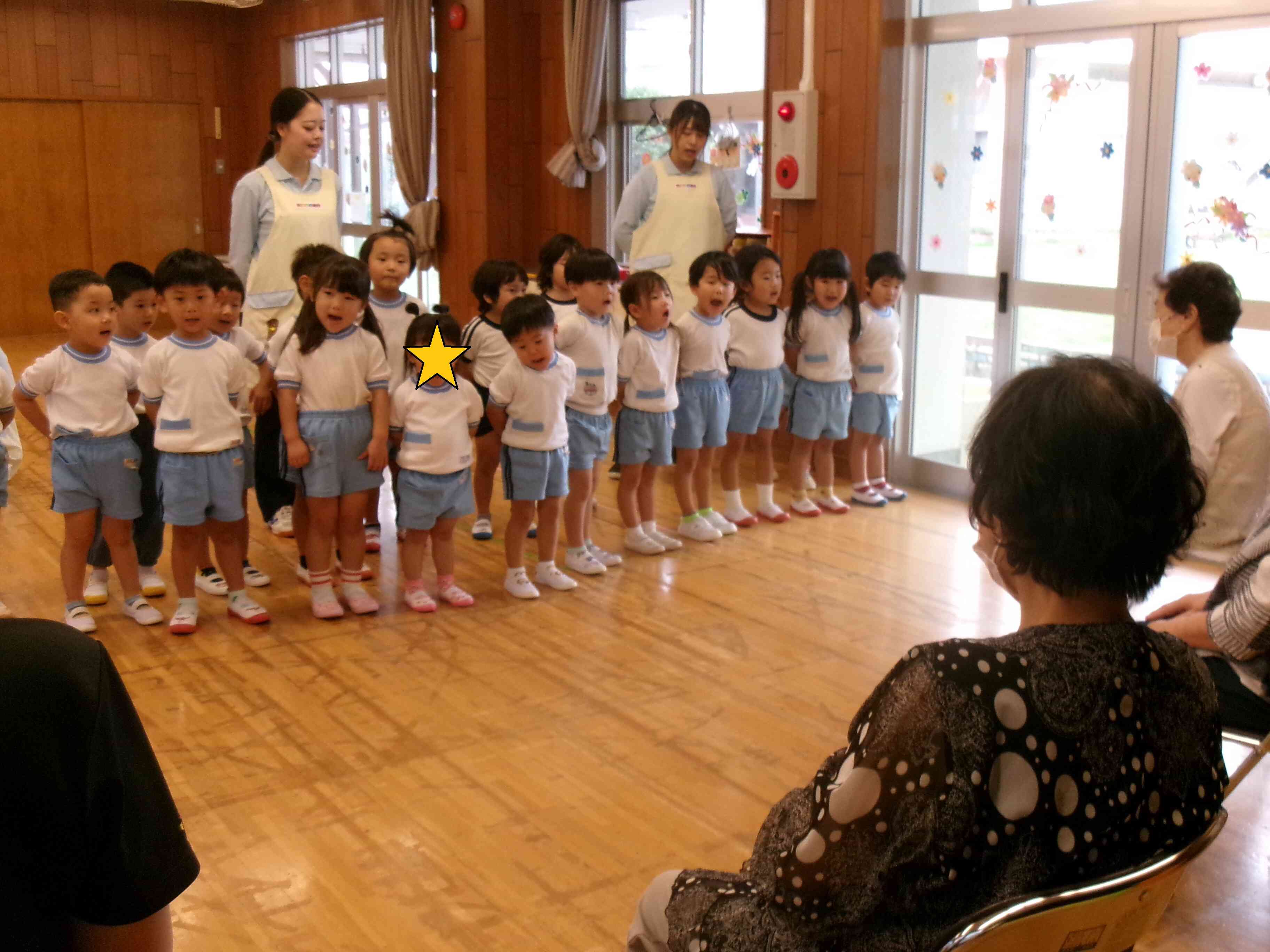 お歌のプレゼントで３歳児は、「とんぼのめがね」を披露しました。ほしぞらの方も一緒に口ずさんでくれていました。