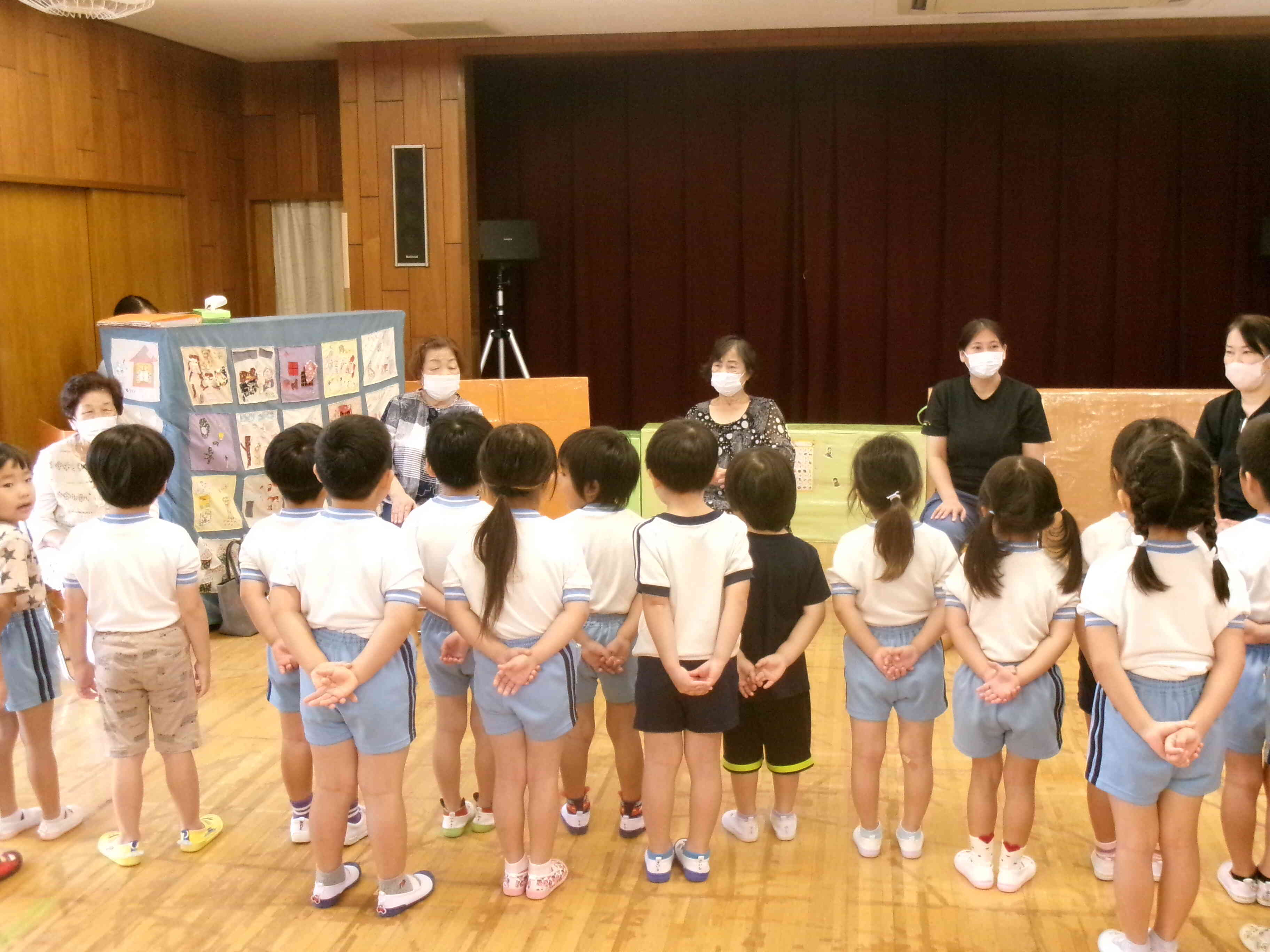 お歌のプレゼントで４歳児は、「ともだち」を披露したよ。ほしぞらの方も身体を揺らしてリズムを取りながら聴いていました。