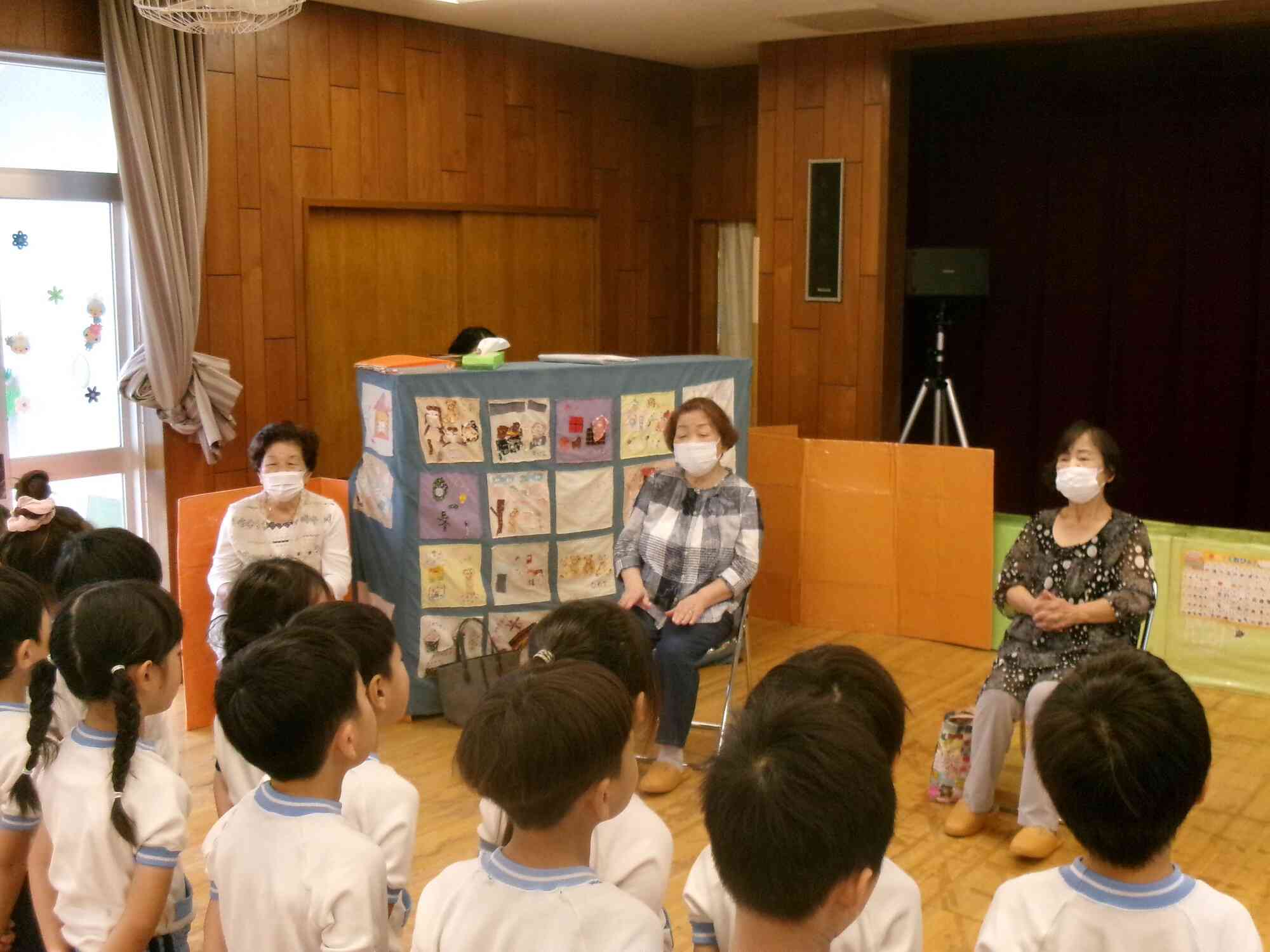お歌のプレゼントで５歳児は、「ともだち賛歌」を披露しました。歌い終わると、大きな拍手をしてもらいましたよ。
