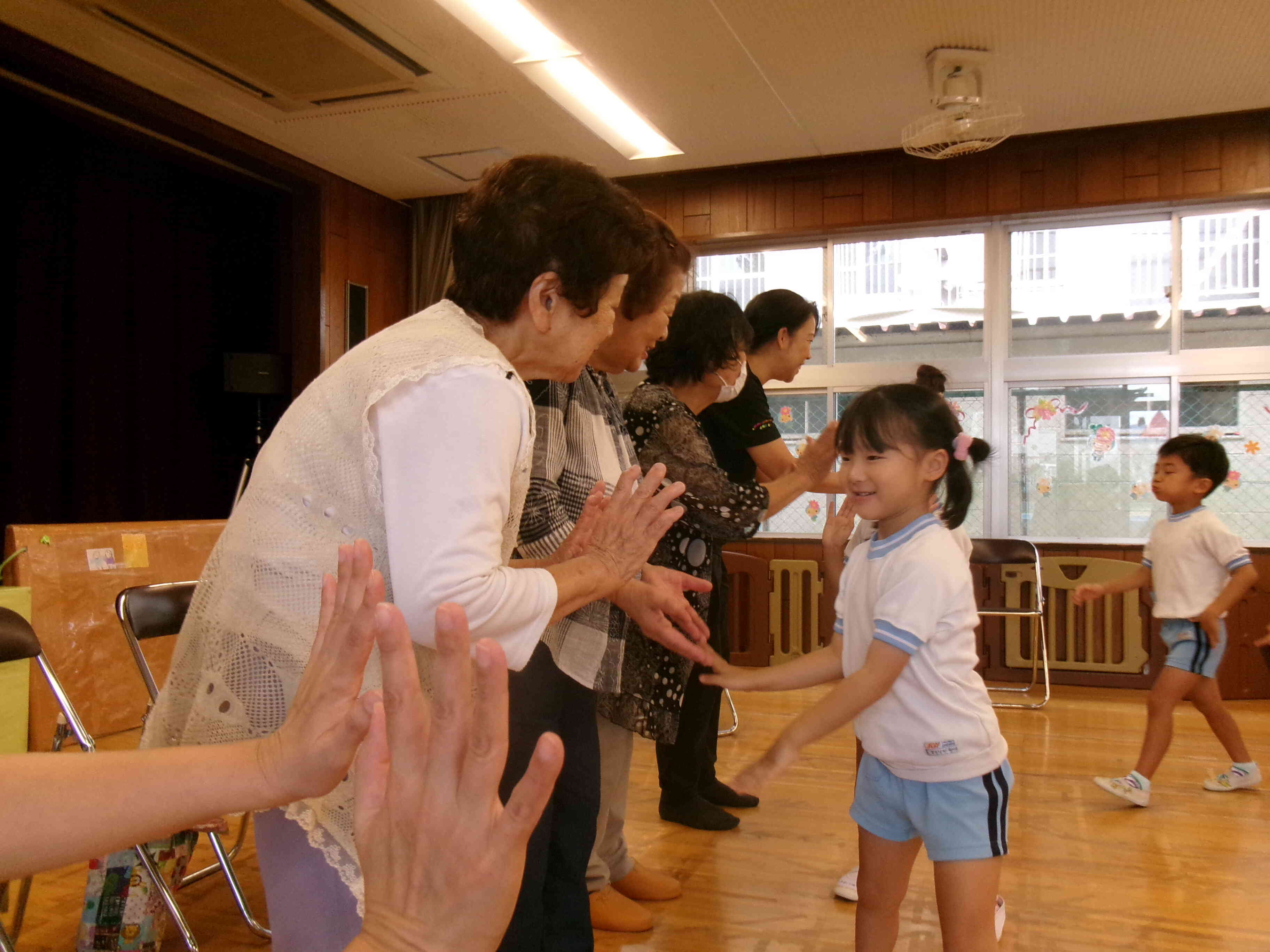 最後は、ほしぞらの方と笑顔でハイタッチ！「子どもたちと交流が出来てよかった、楽しかった」と言ってくれました。