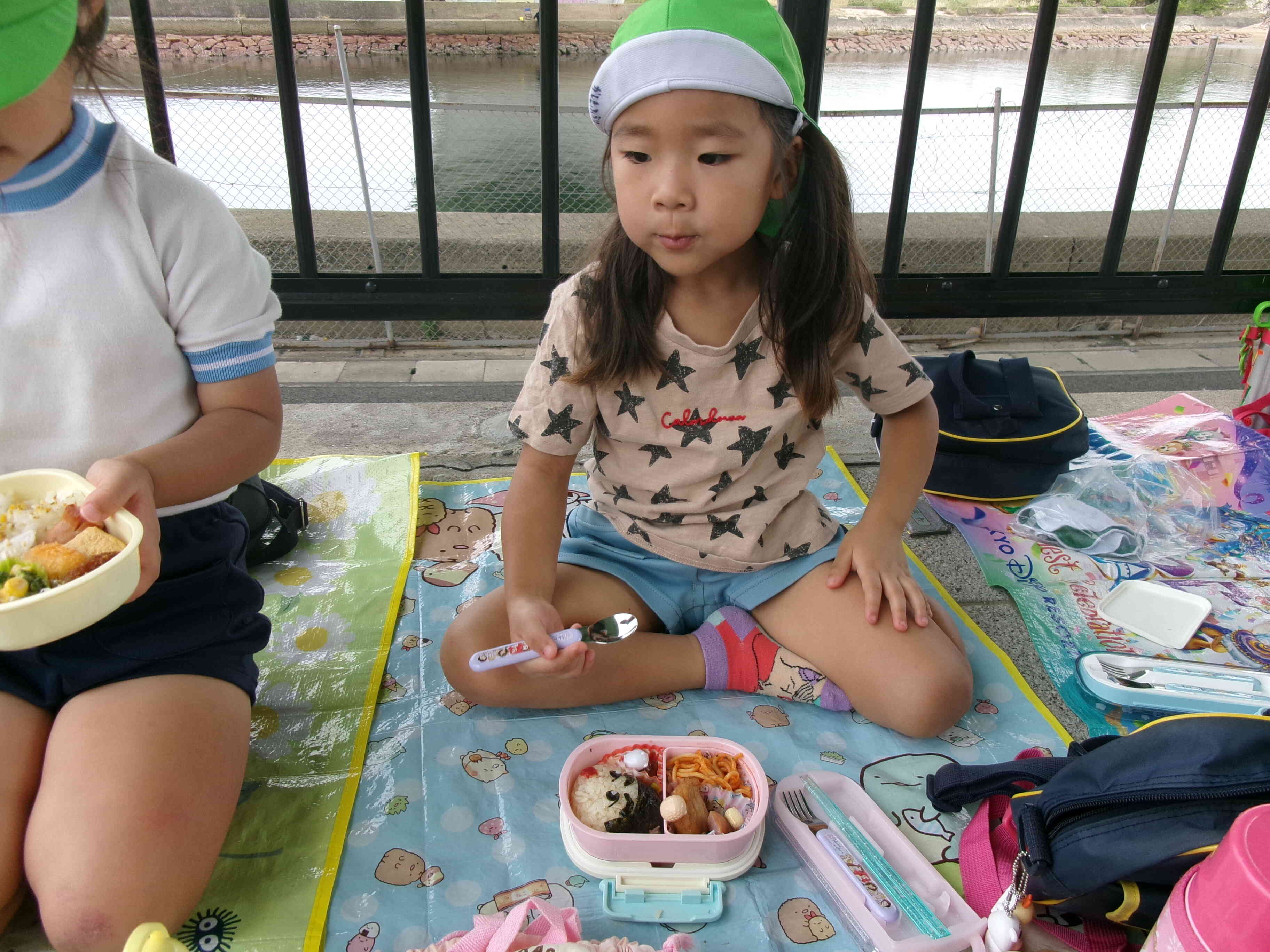 みんなで食べるお弁当美味しいな♪