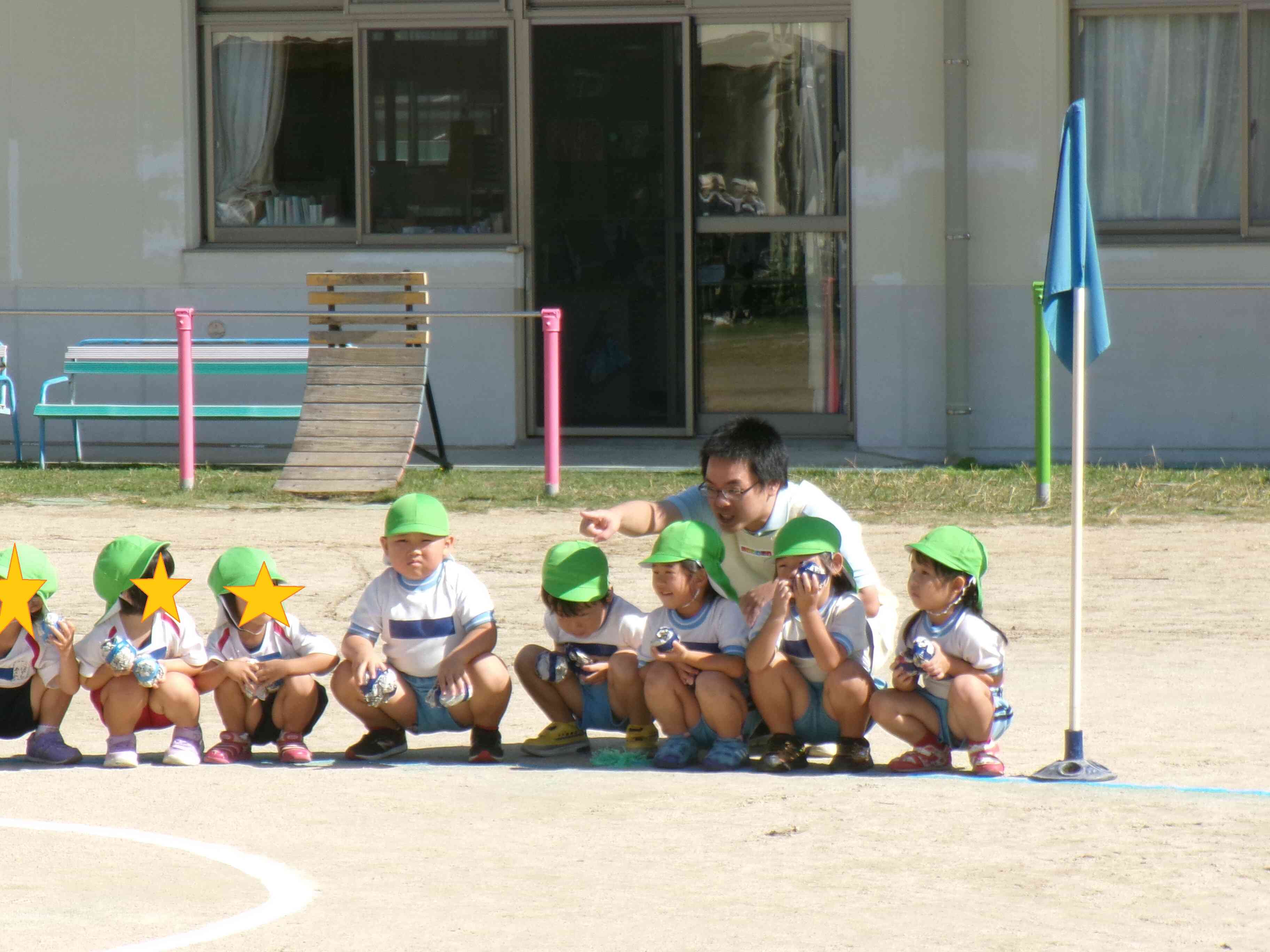 先生の指をさしている方向は・・・玉入れの袋(ネット)