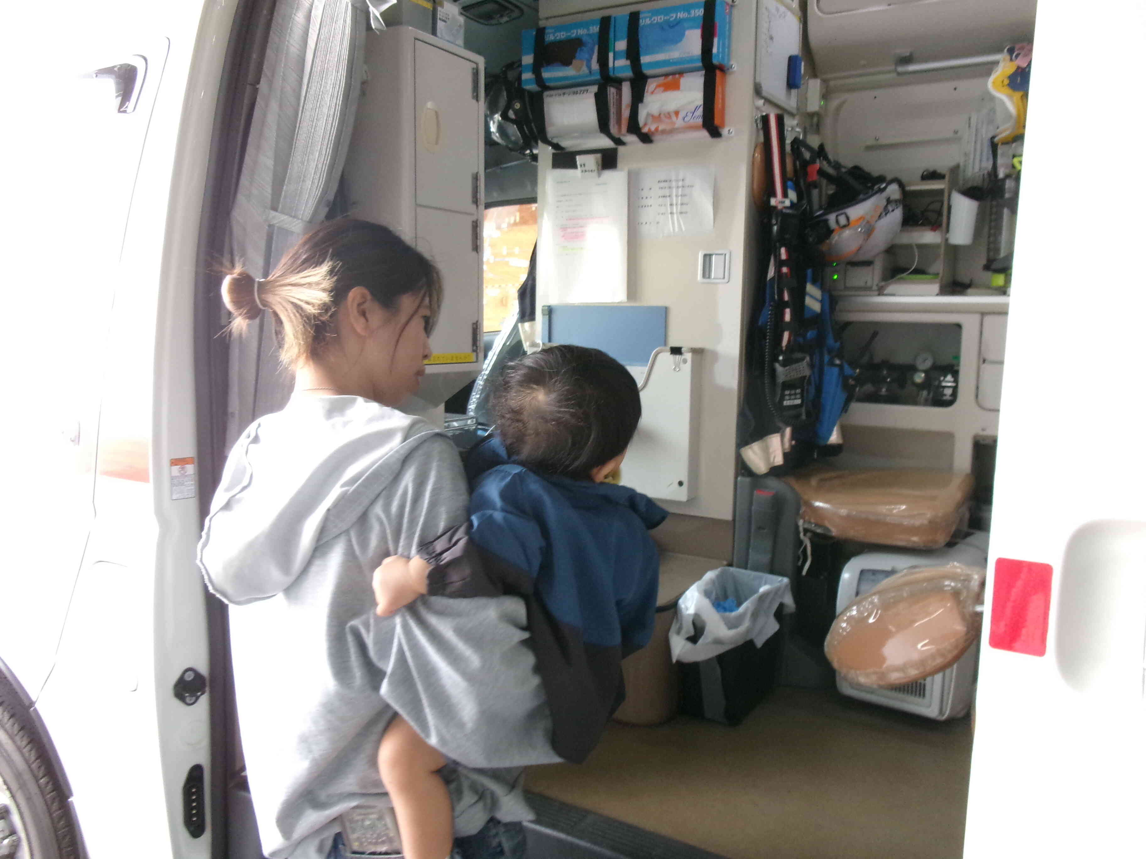 救急車は扉を開けてくれたよ！貴重な中が見れて、大人が興味津々！