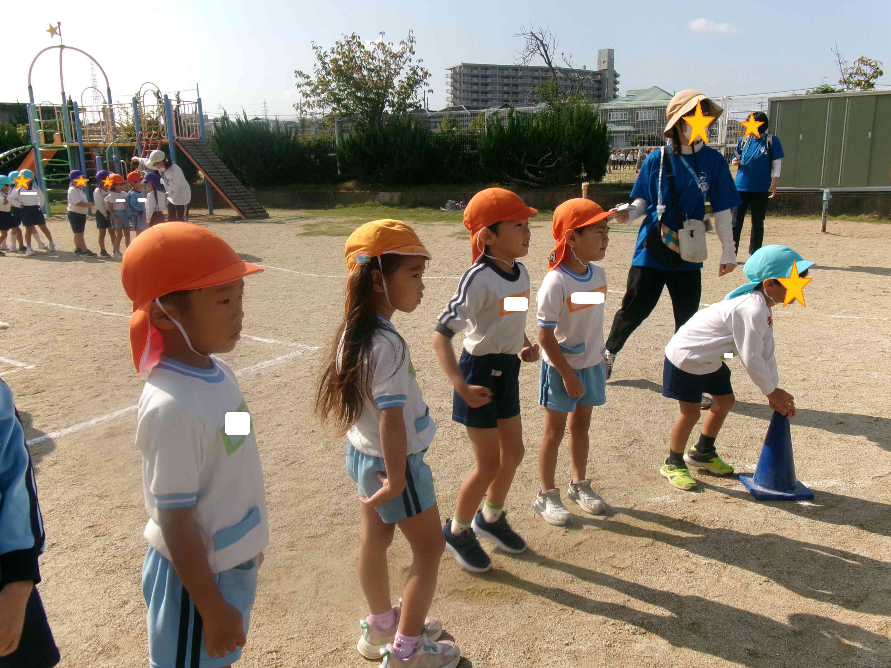 三角コーンに並んで、順番待ち