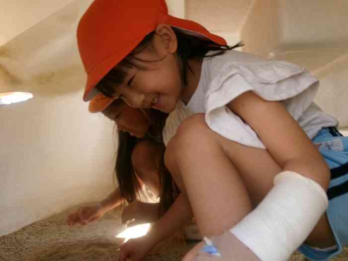 遊具の日陰に入って、ひと休み。