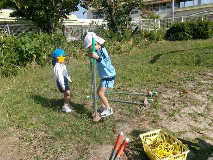 竹馬に挑戦。初めは支えてもらったけど、ちょっとだけ一人でのれたよ。