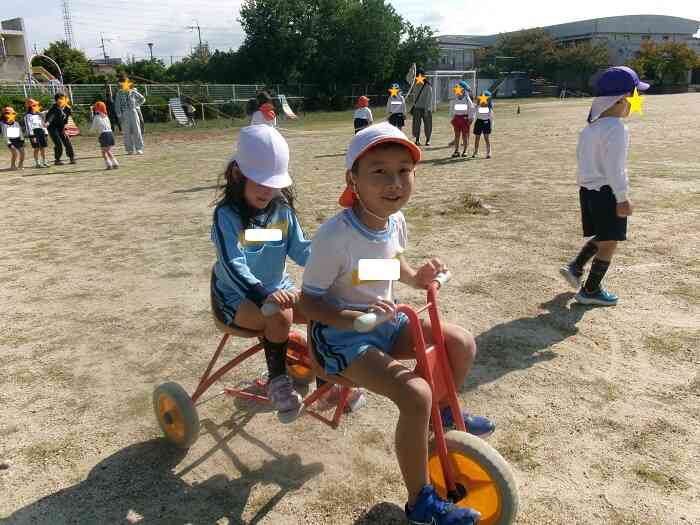 二人乗り自転車。お友だちと協力して、「いっちに、いっちに」