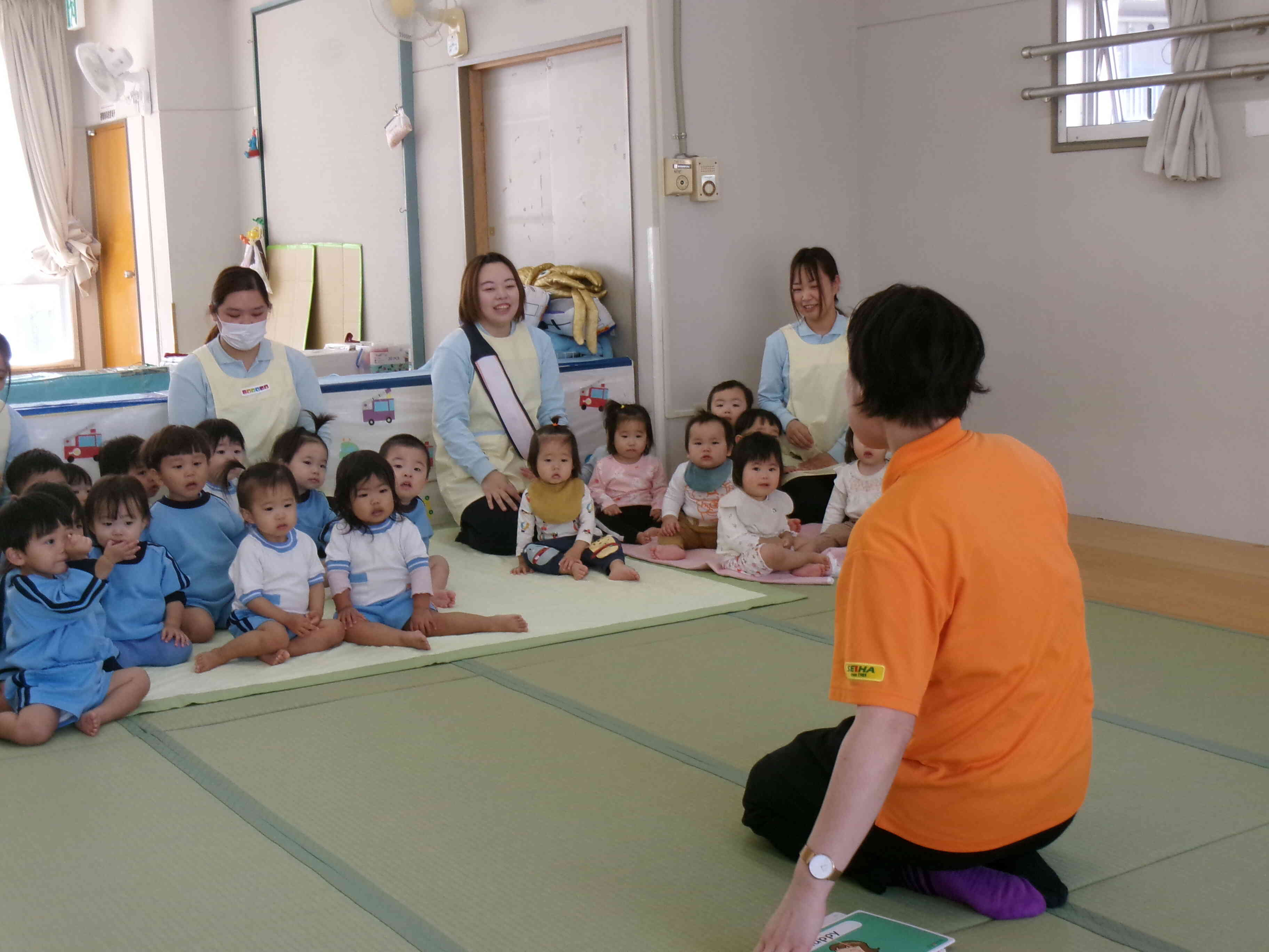 小さいクラスのお友だちも興味津々で英語の先生の話を聞いたりまねっこをしています☆