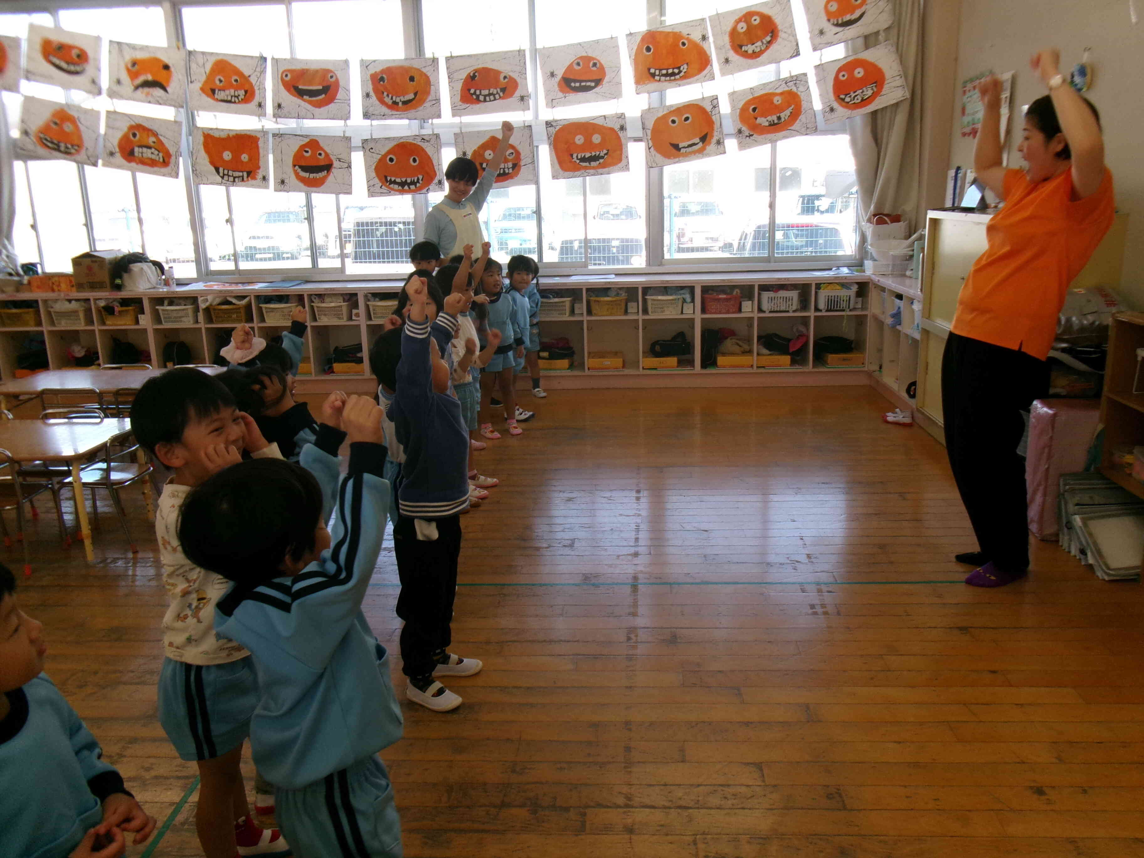 年少組さんは、英語の先生の名前もばっちり覚え何度も呼んでいました☆