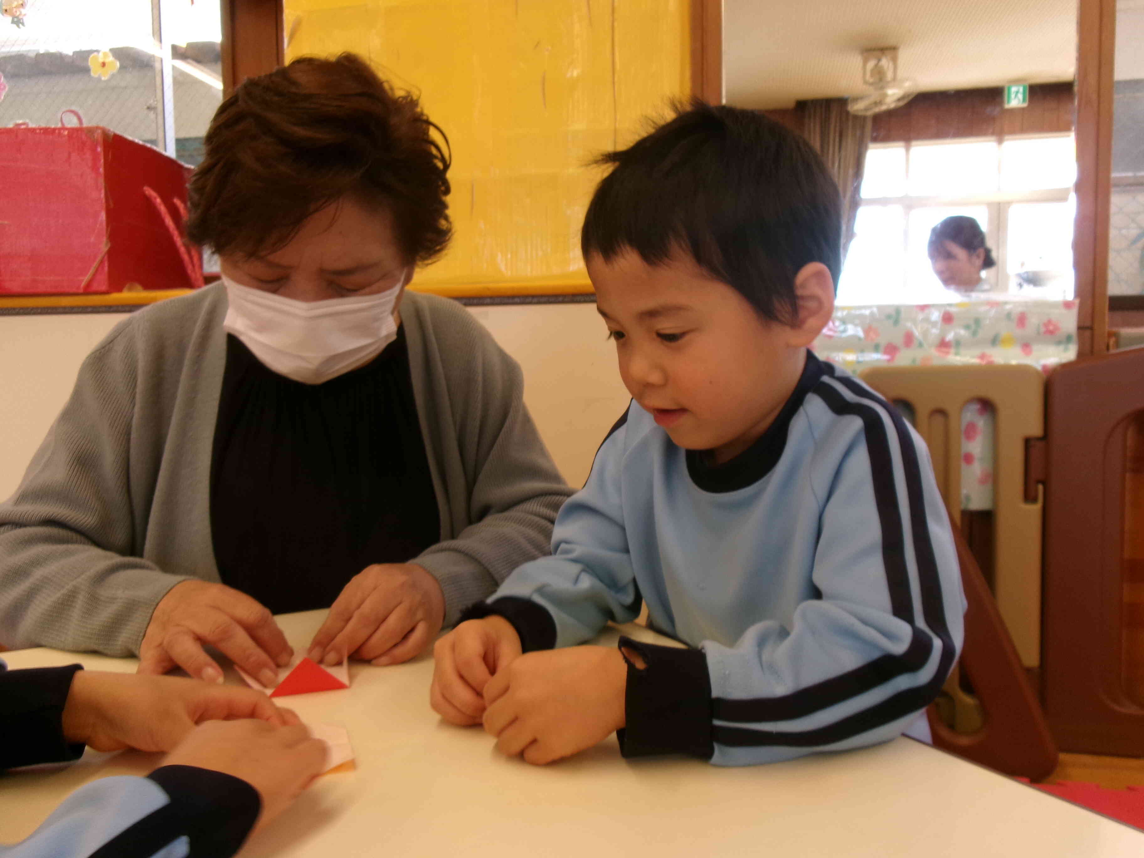 一緒に折り紙で、お花を作ったよ