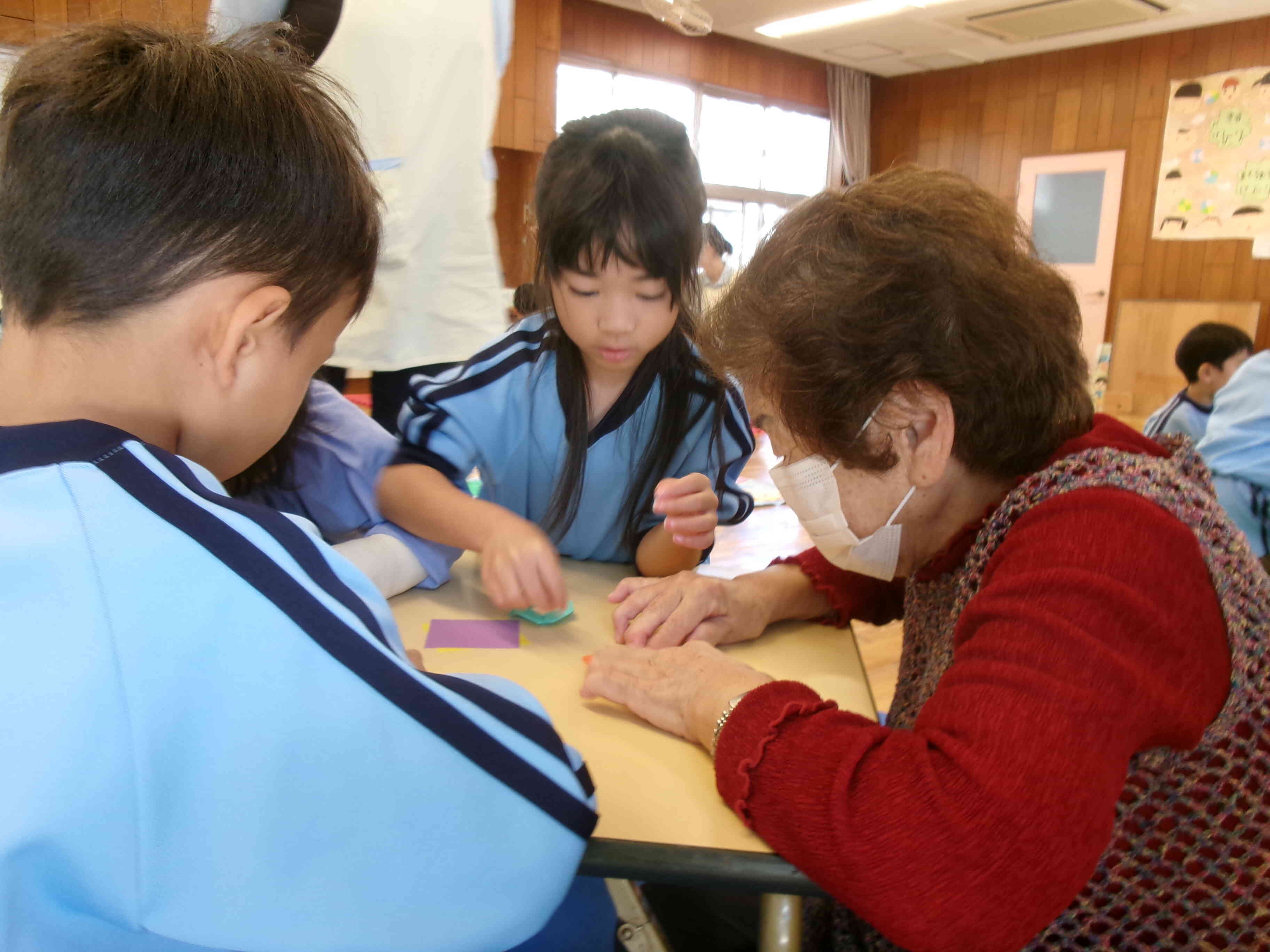今日は、みんなが先生になって、折り紙をしたよ。