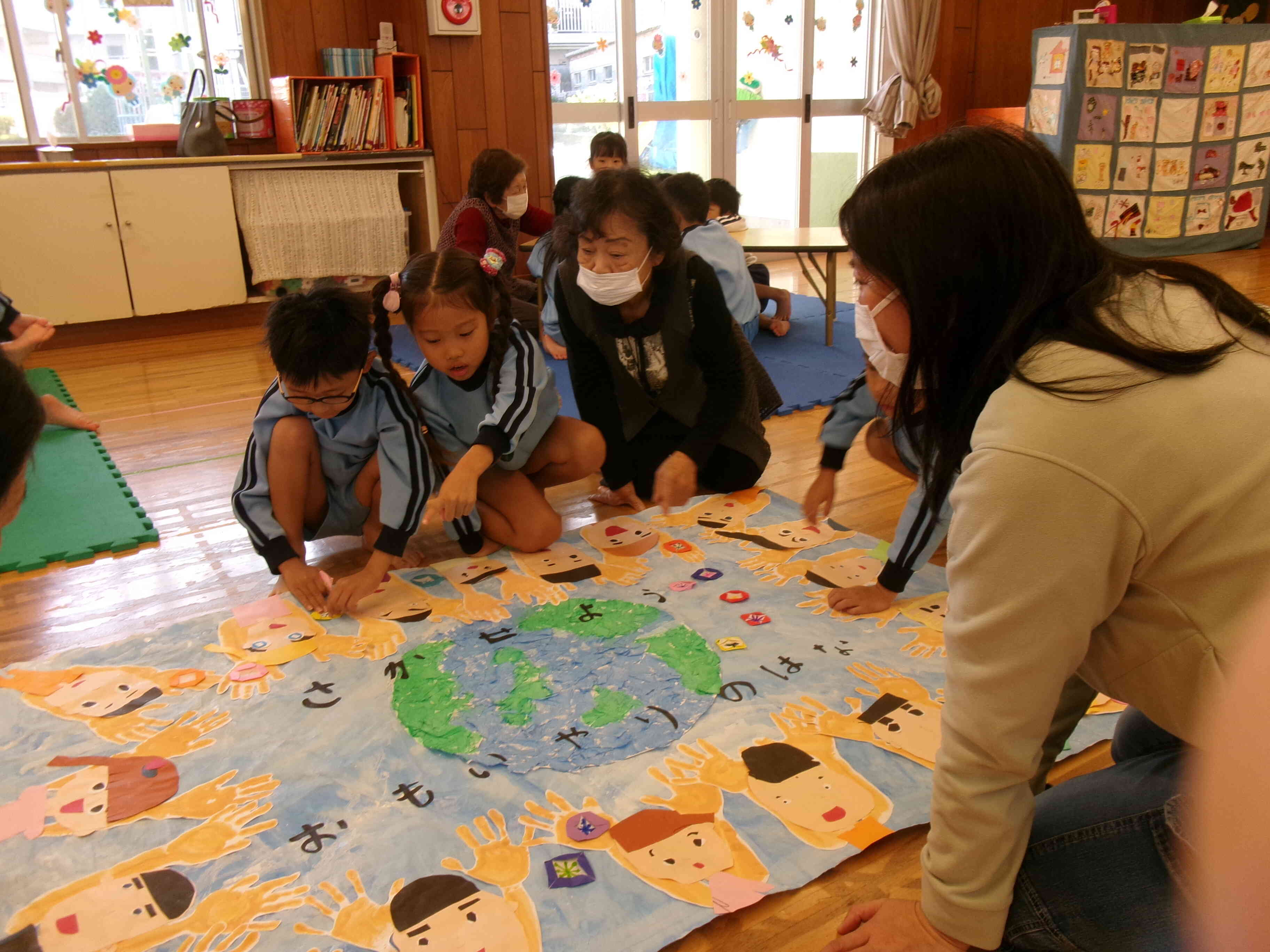 一緒に作ったお花を貼り付けたよ