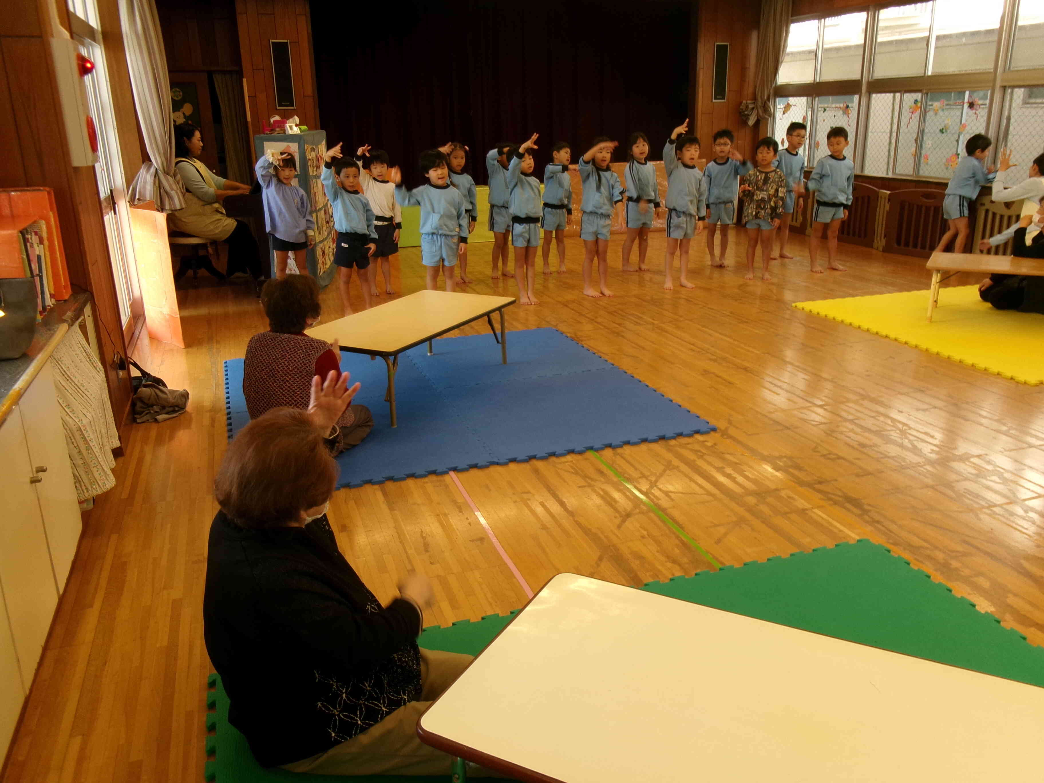 「にじ」を歌いながら手話をしたよ