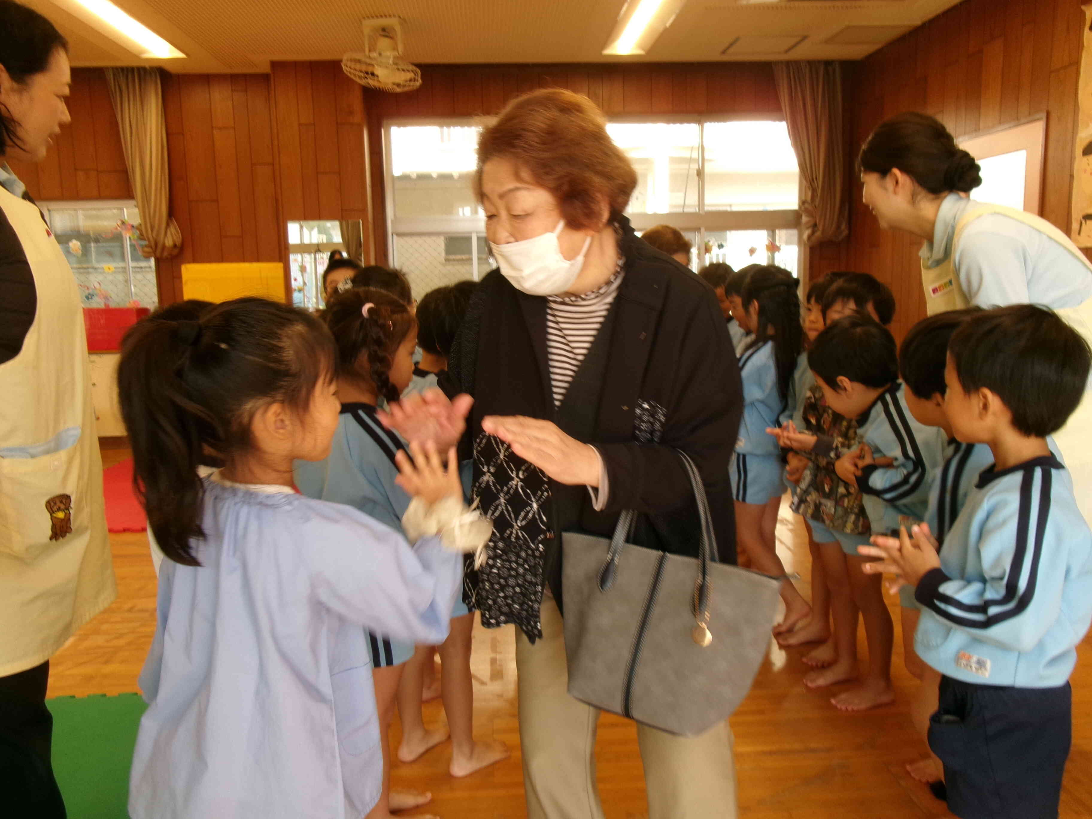 最後はみんなで道を作ってハイタッチ！「ありがとう！」
