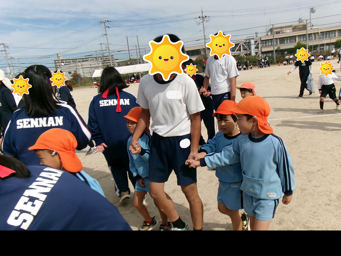 対戦後は、お兄ちゃん・お姉ちゃんに見学席まで手をつないでもらったよ。