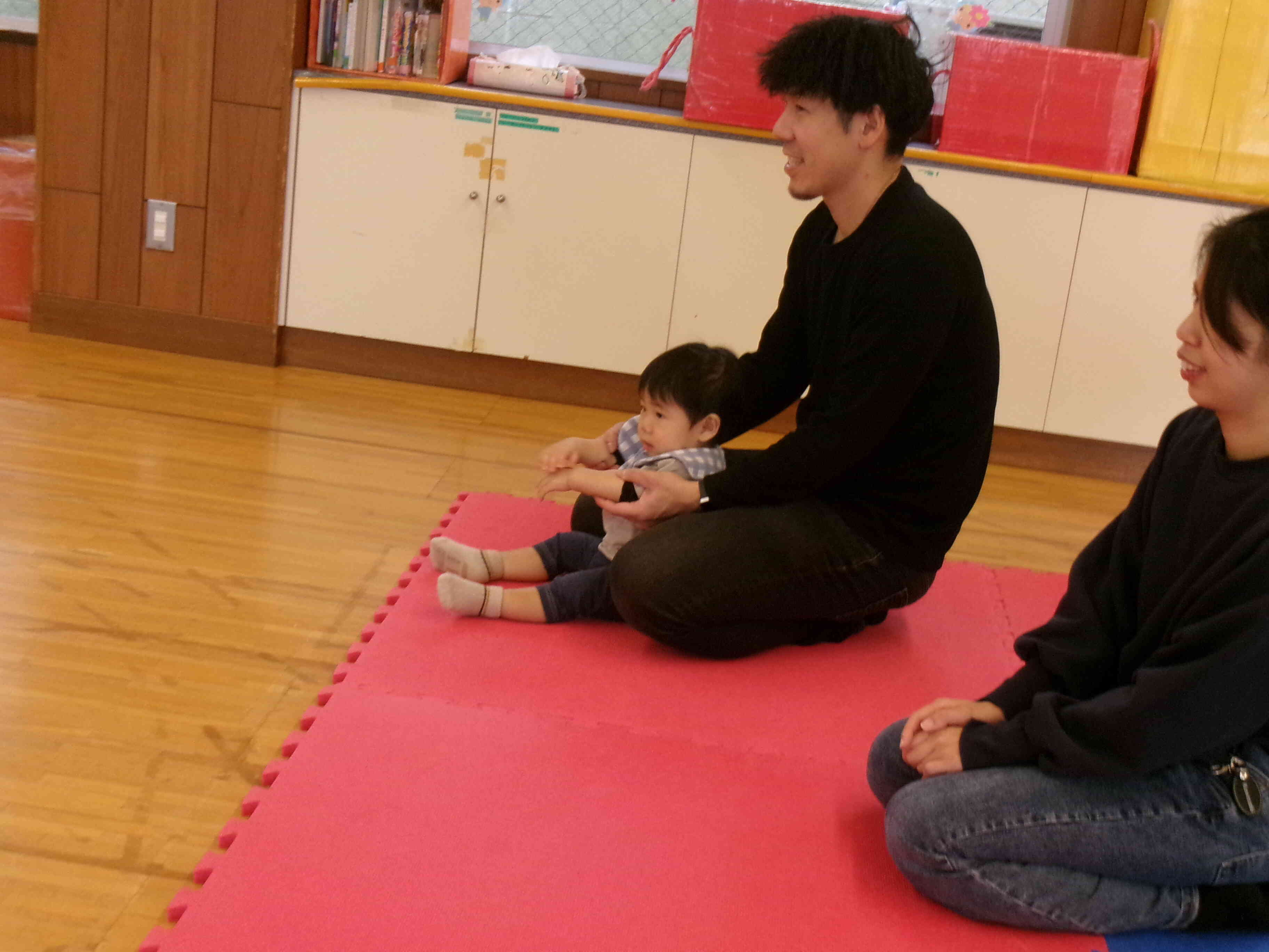 お父さんのお膝で鑑賞タイム。お兄ちゃんお姉ちゃん、かっこいいな！