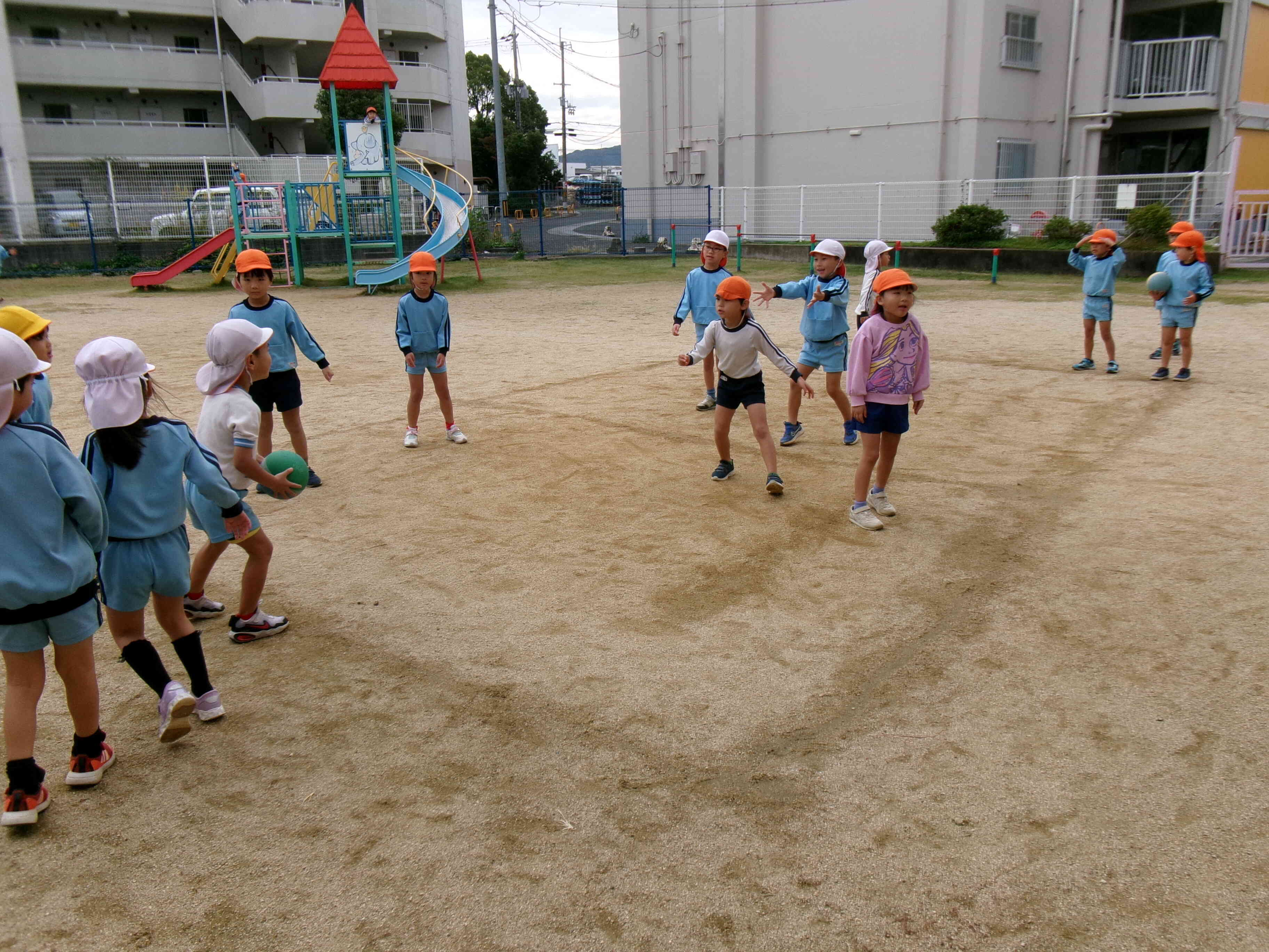 みんな真剣で取り組んでいるドッチボール