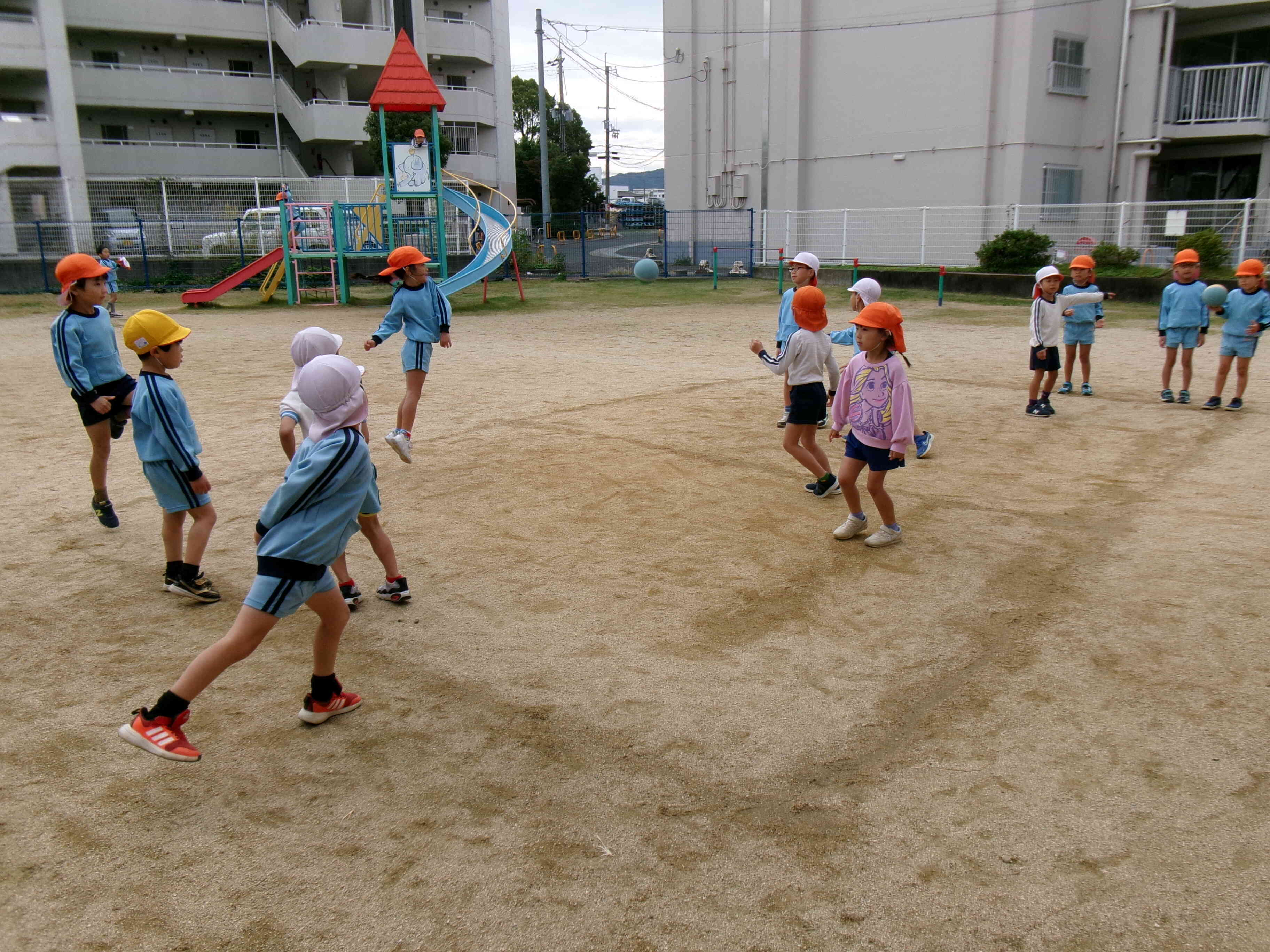 ドッチボールに夢中のらいおん組