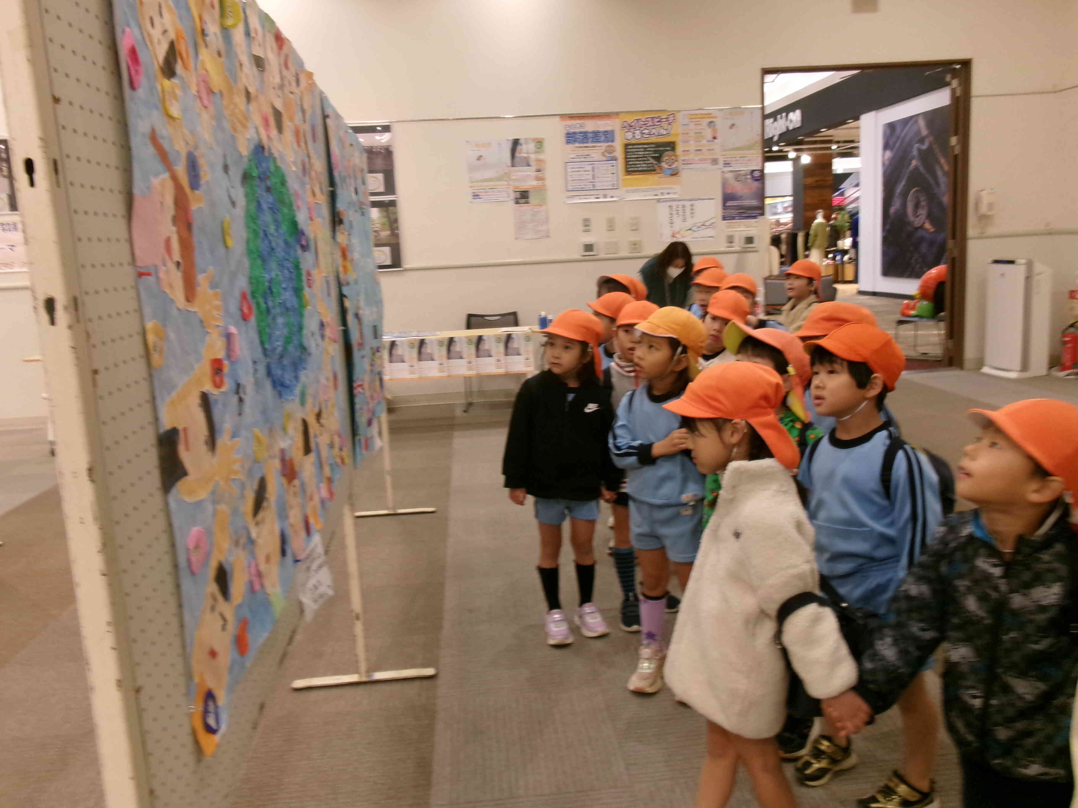 自分の作品を真剣に見つめる子どもたち