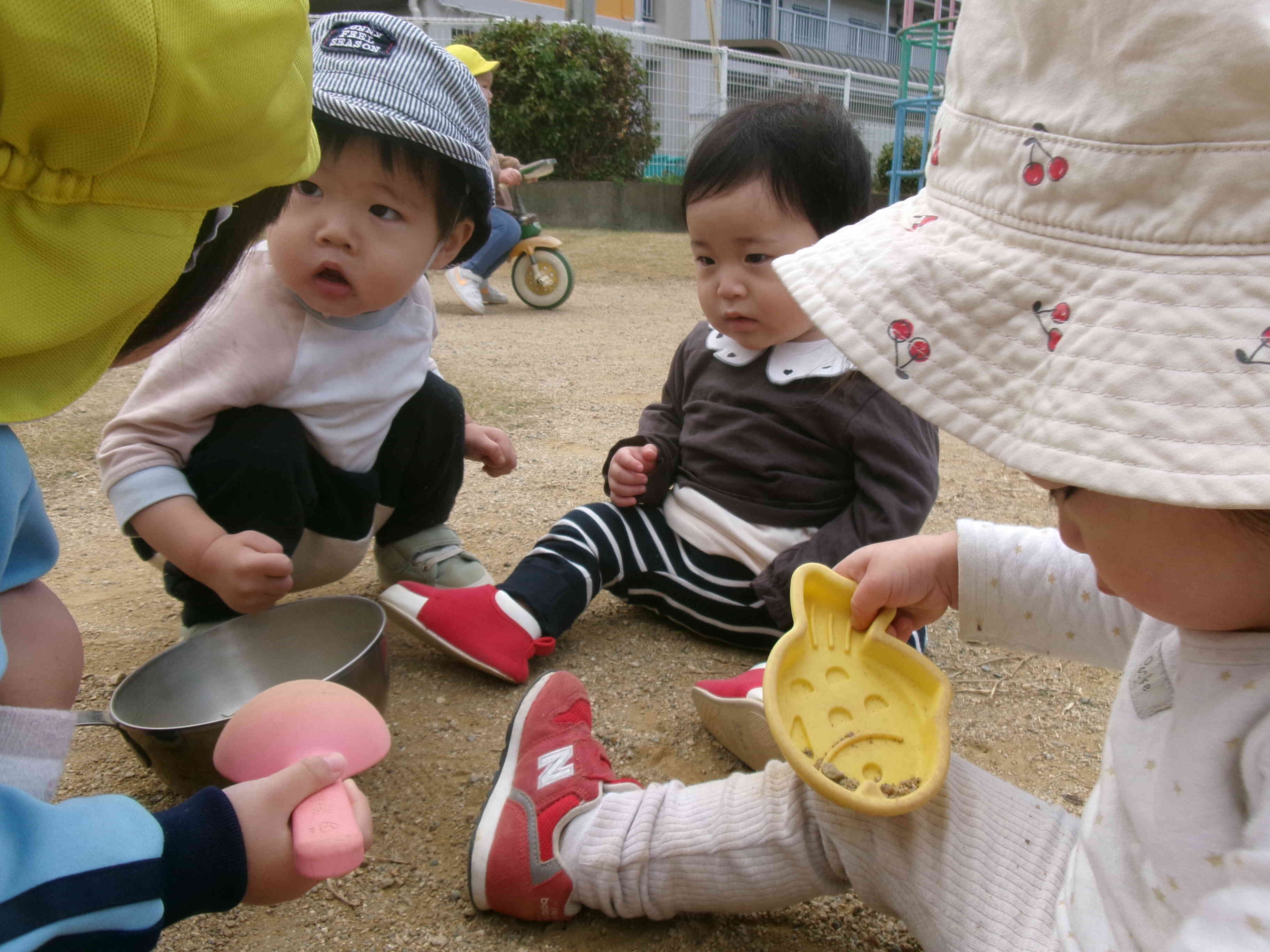 園庭遊び、たのしいなあ♪