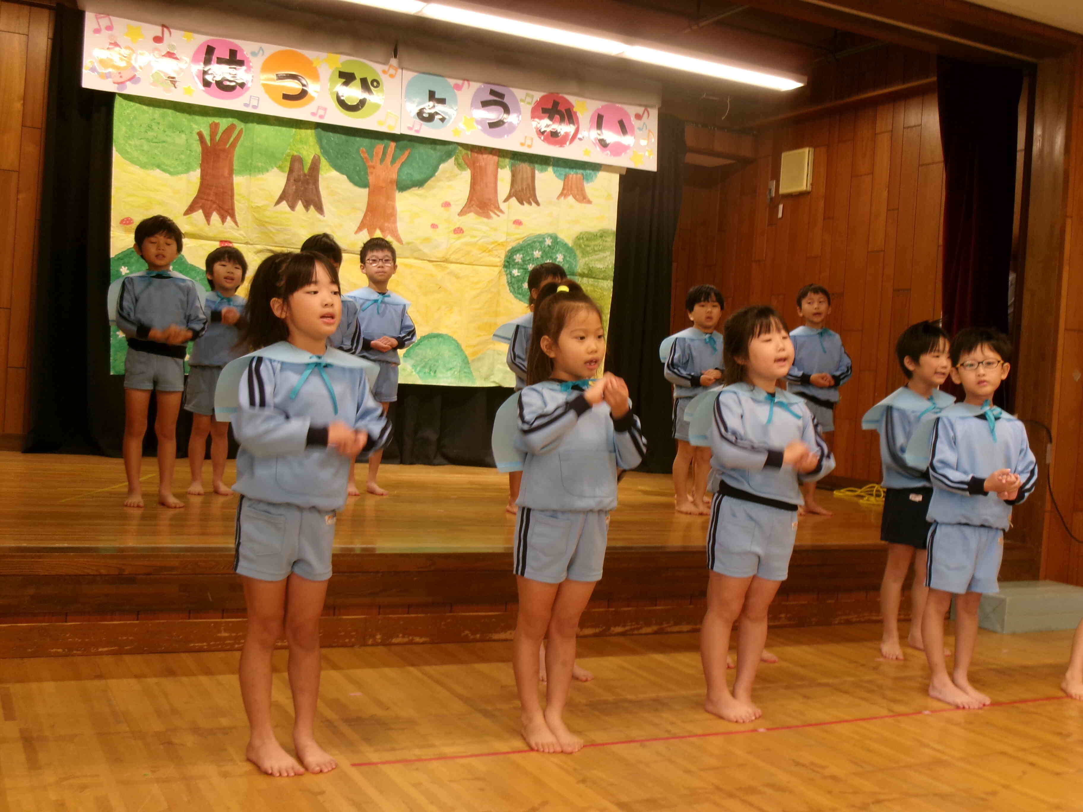 『にじ』の曲に合わせて手話をしています。