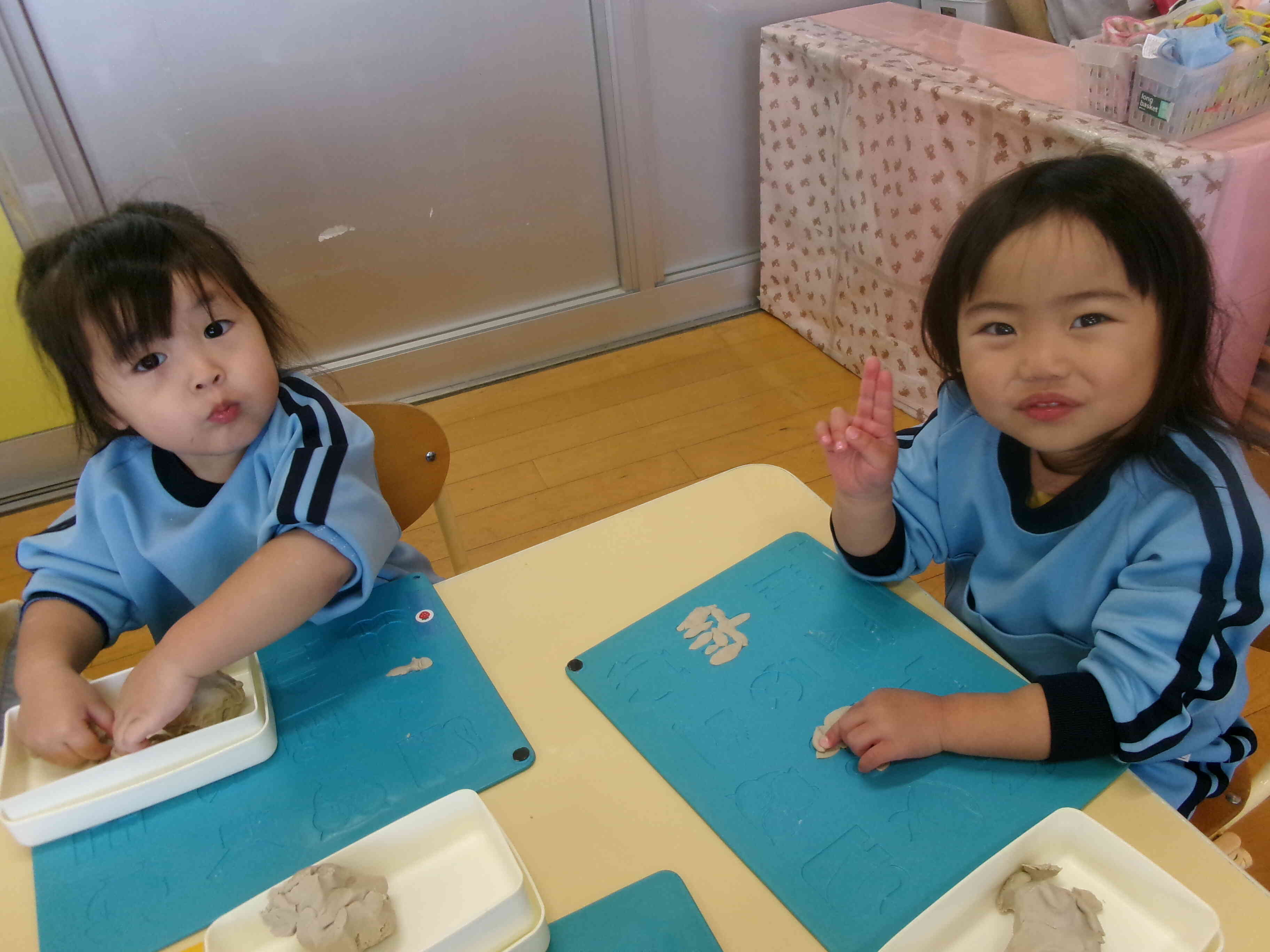 カメラ目線で　ピース✌