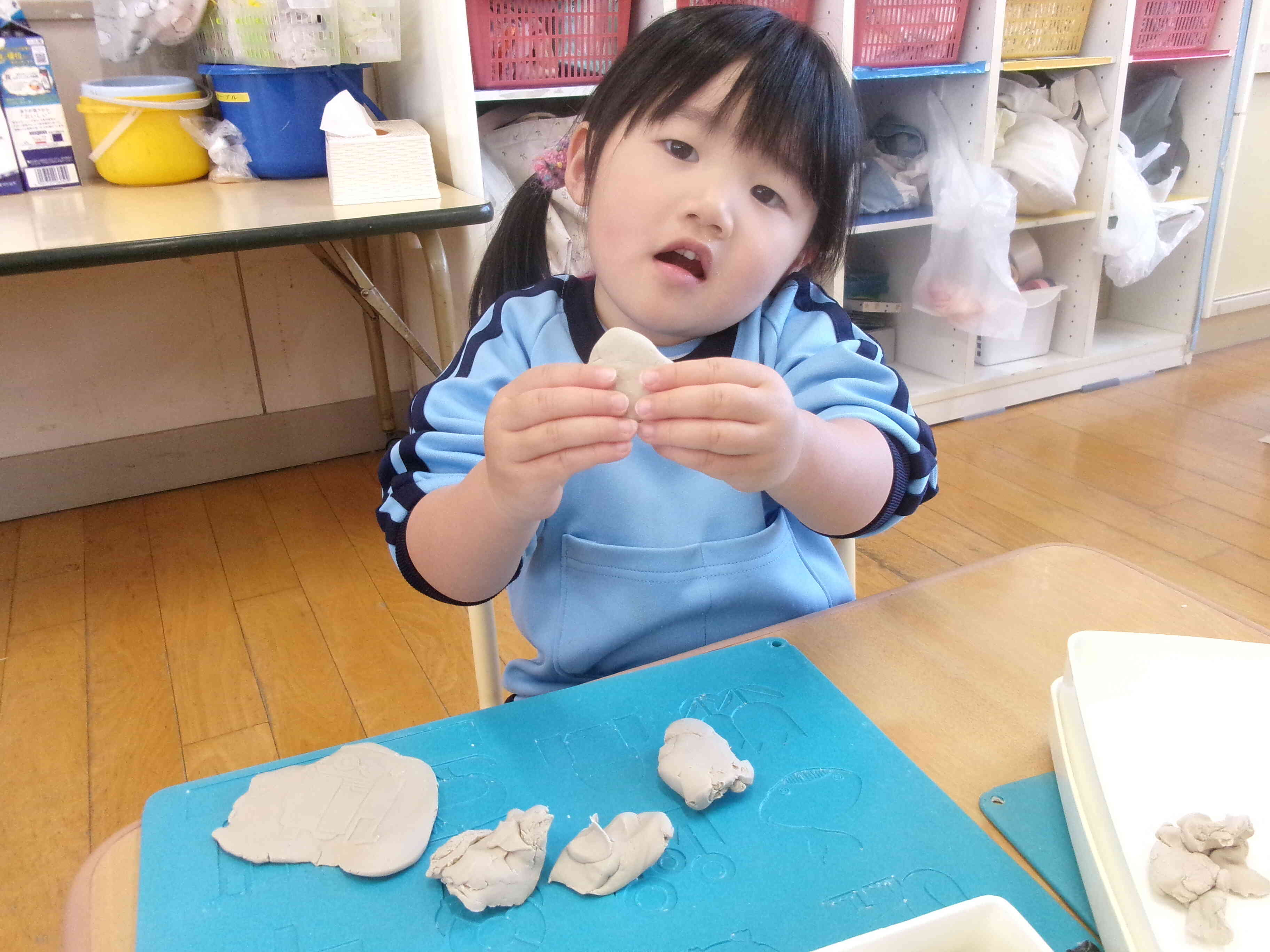 ねえー　わたしもアンパンマンつくってー