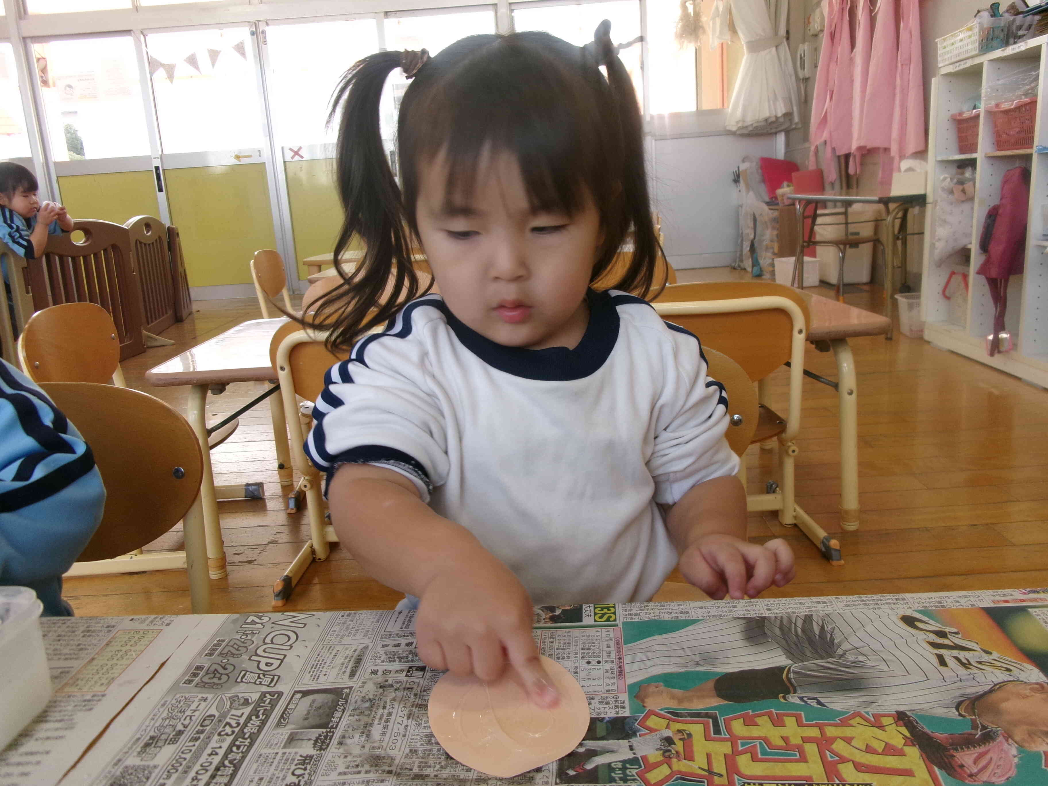 かわいい指でノリを上手に塗ってるね♡