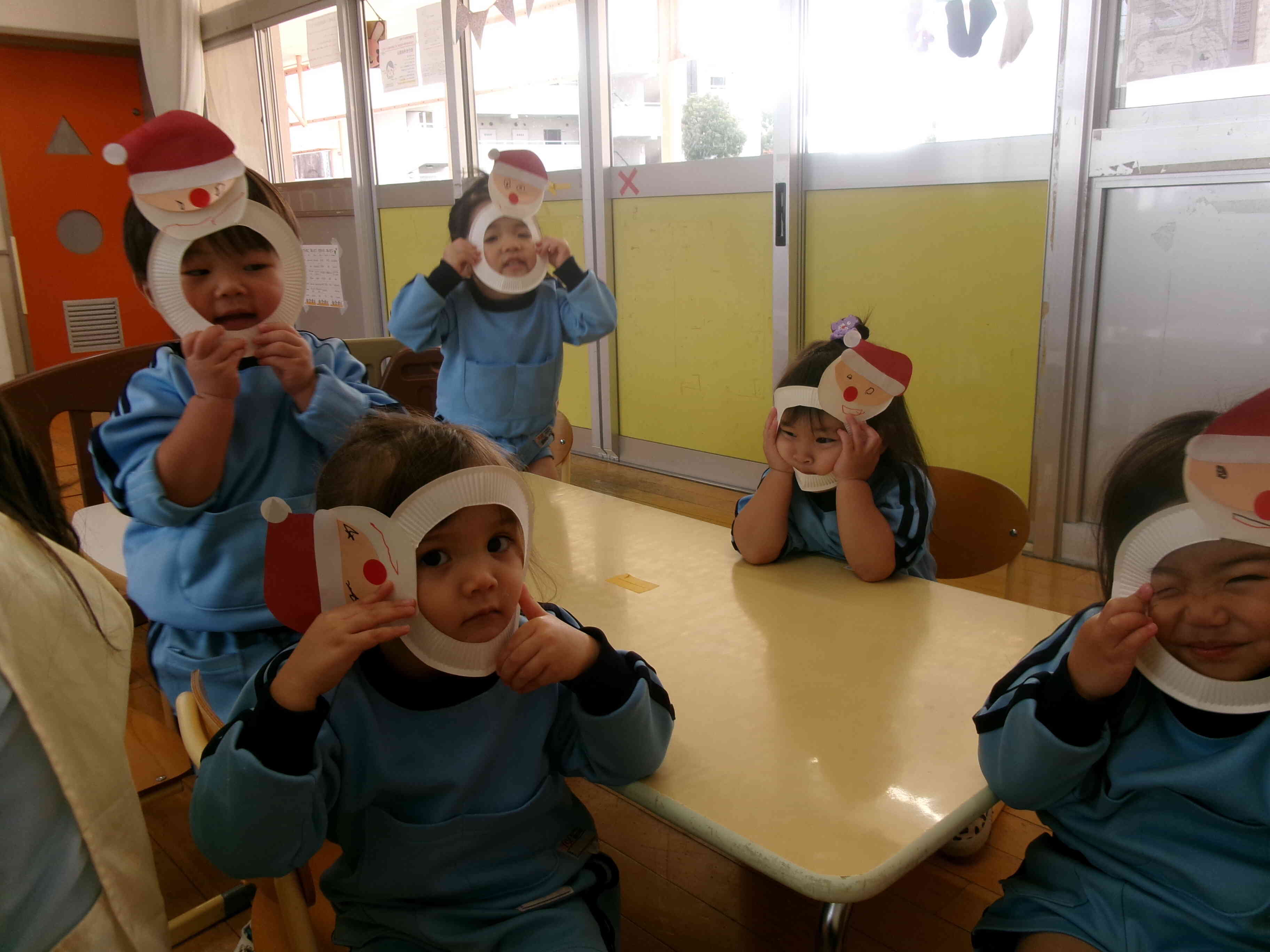 かっこいいサンタさんからお顔を出して　ハイポーズ！！