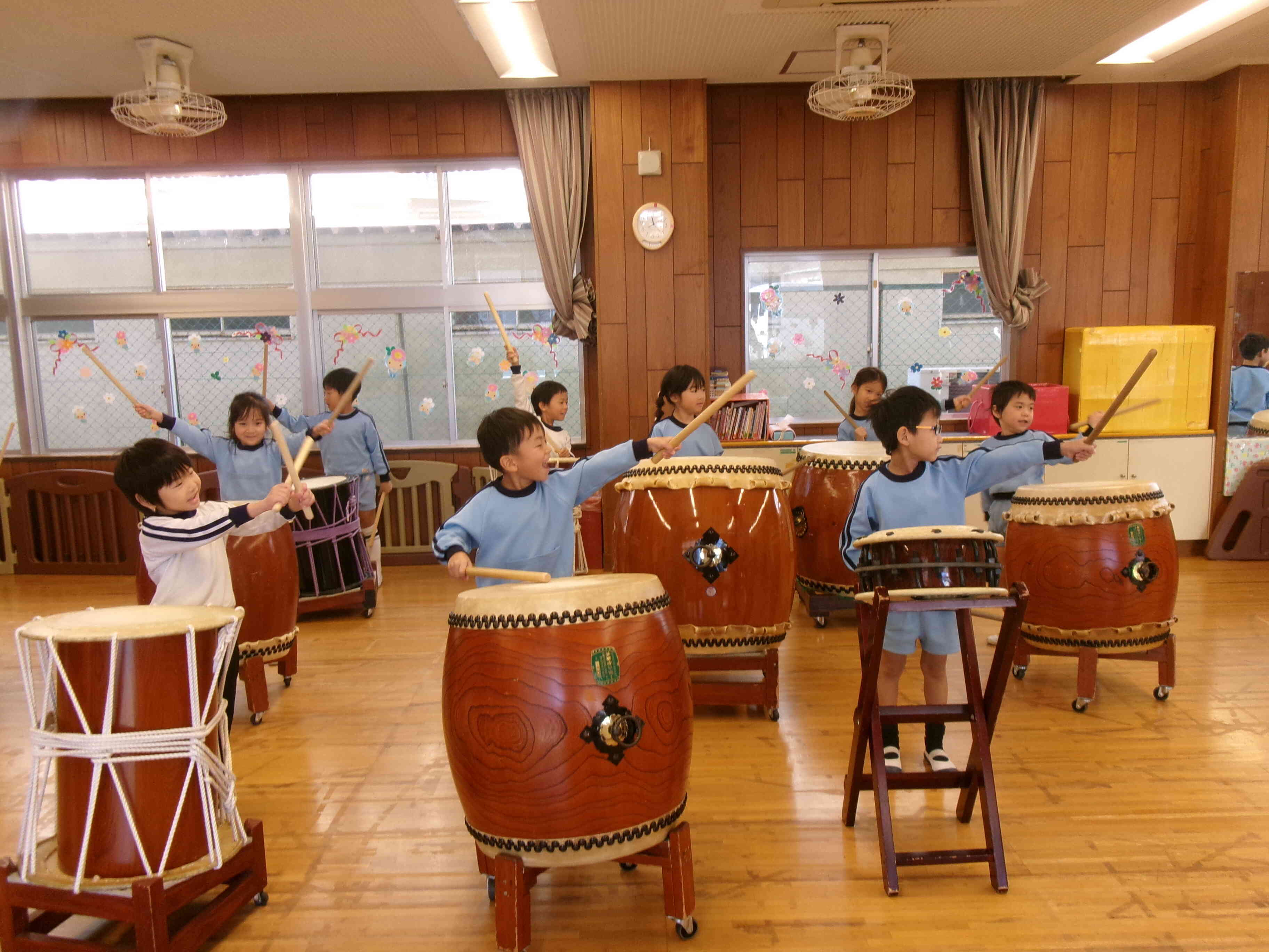 「かえるのうた」に合わせて太鼓を叩き最後は決めポーズ！！