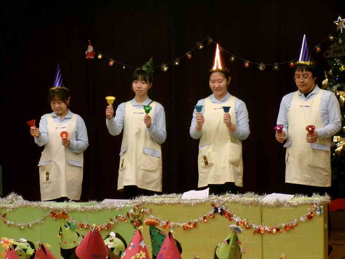 先生たちによるハンドベル演奏☆