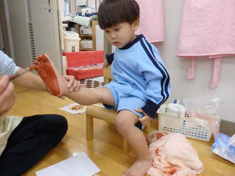 絵の具をぬりぬり！