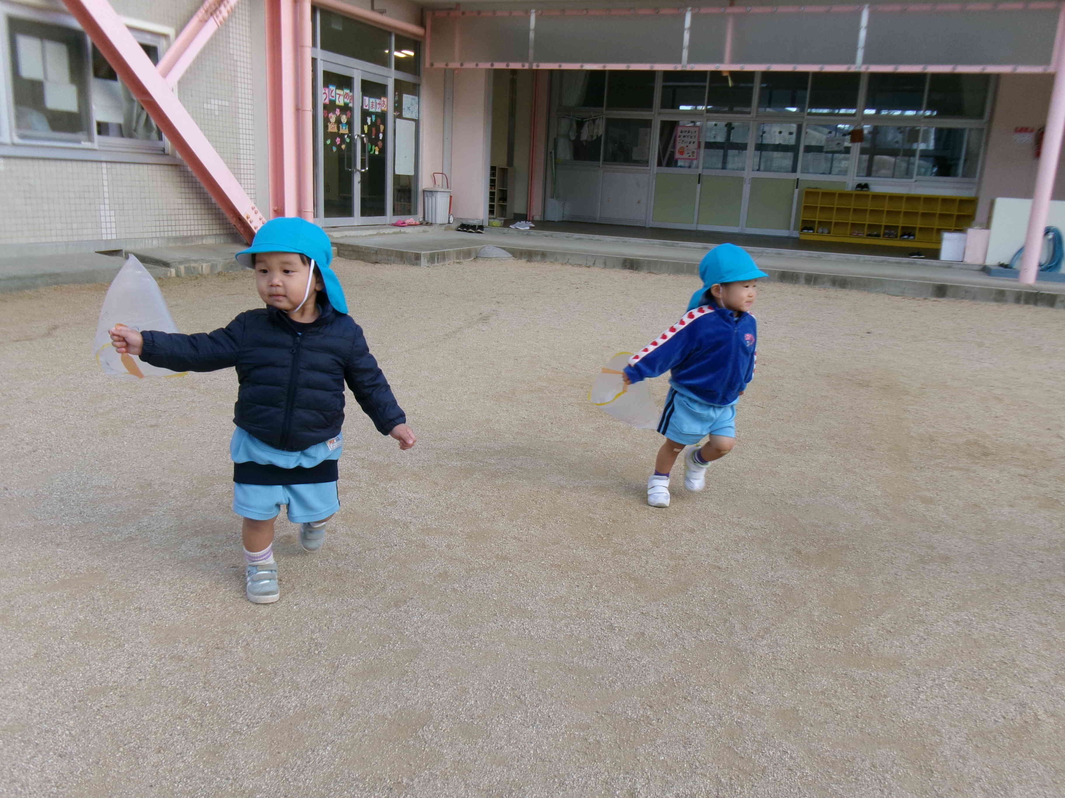 園庭でたこあげをしたよ♪