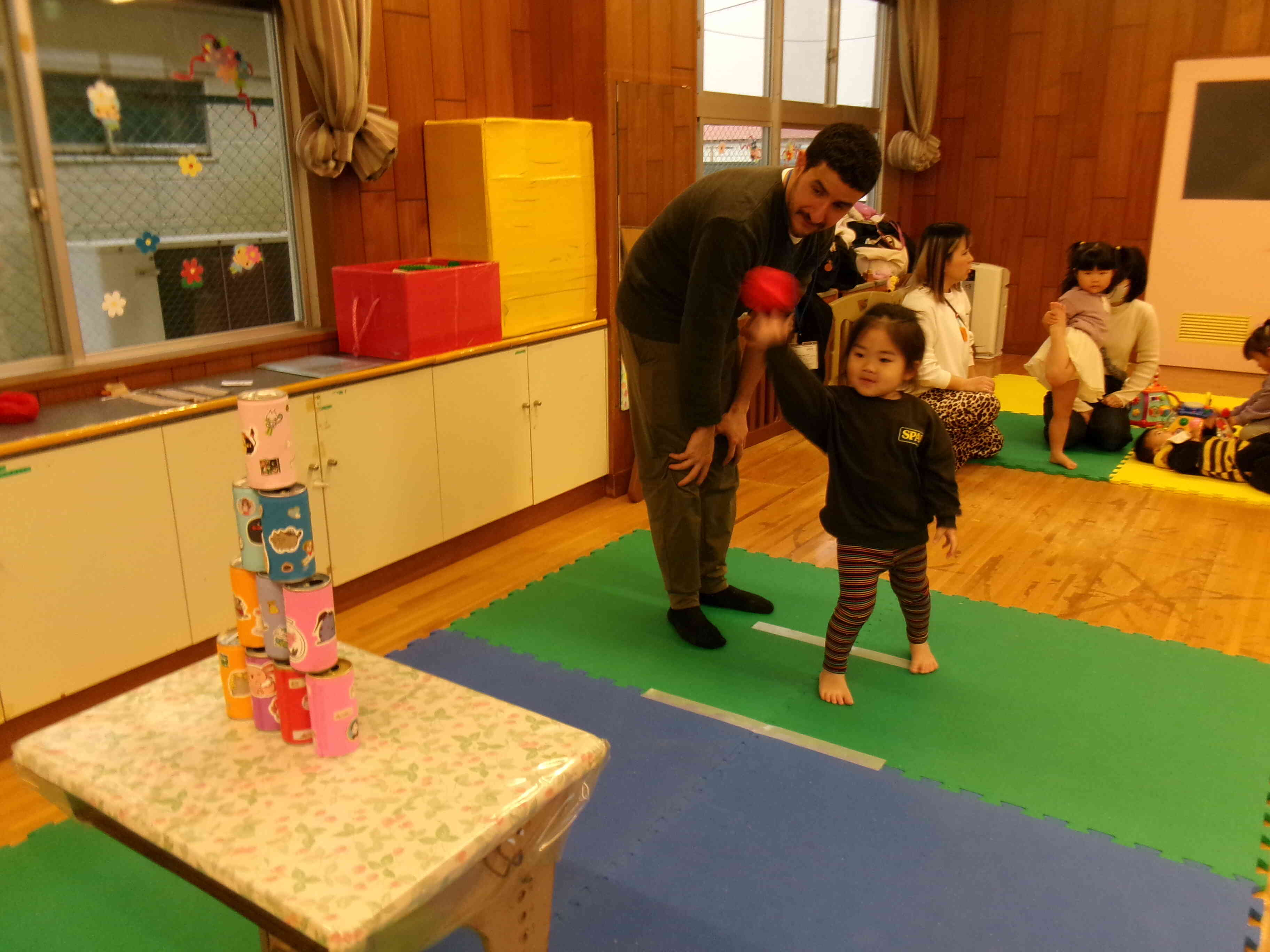 勢いをつけて！！　どれだけ倒れるかな？？