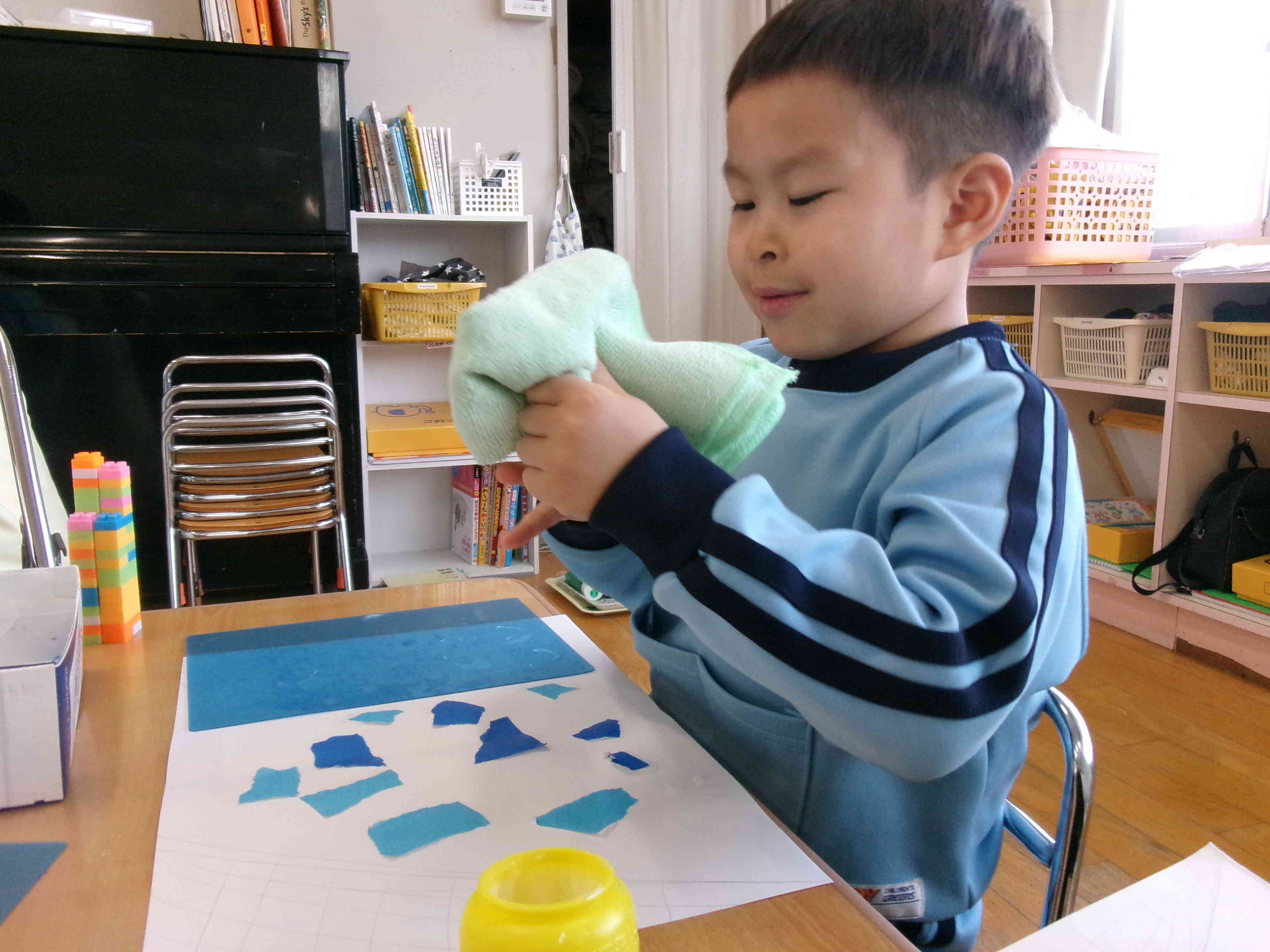 しっかり糊で貼るよ