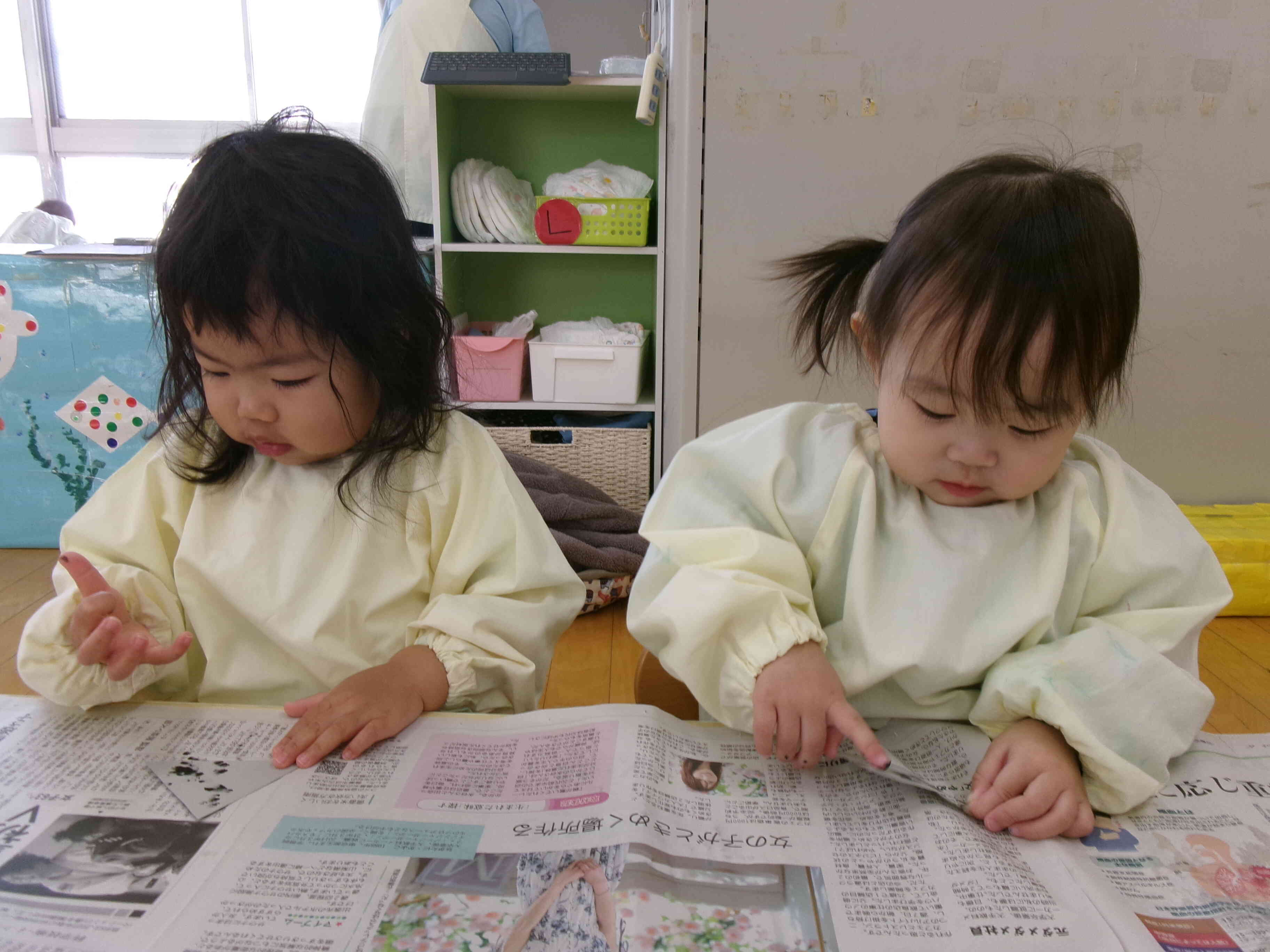 手に絵の具がついたの気になるね♪