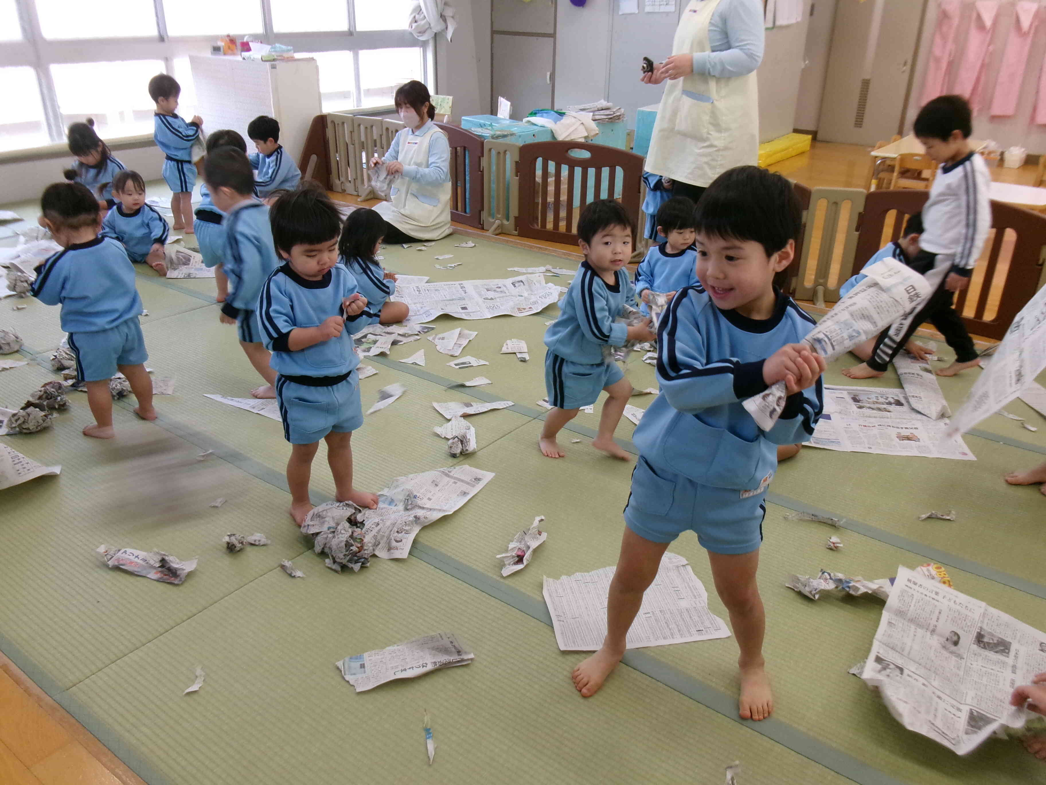 ２日目は新聞遊びだったよ。