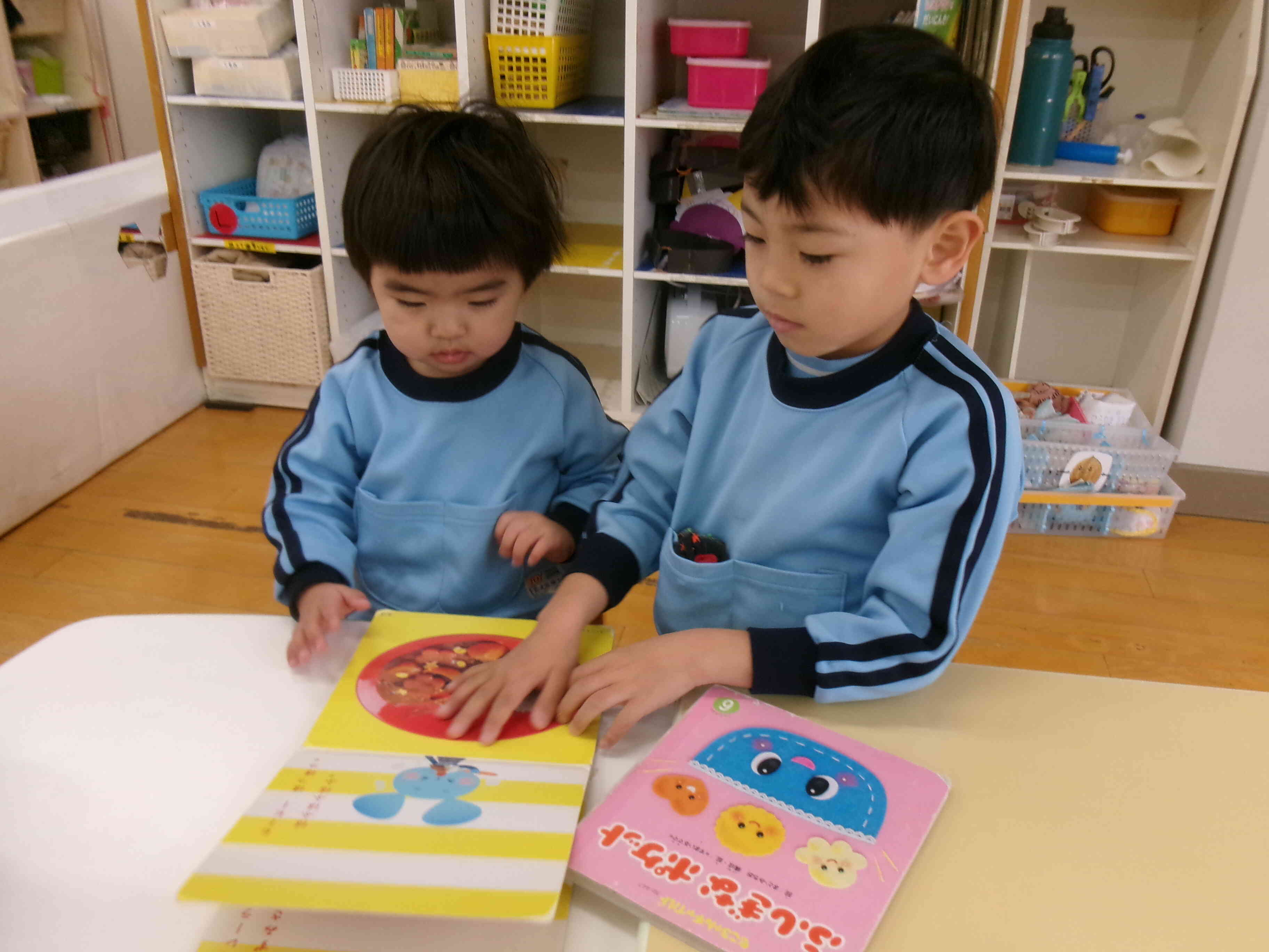 一緒に絵本を見たよ。