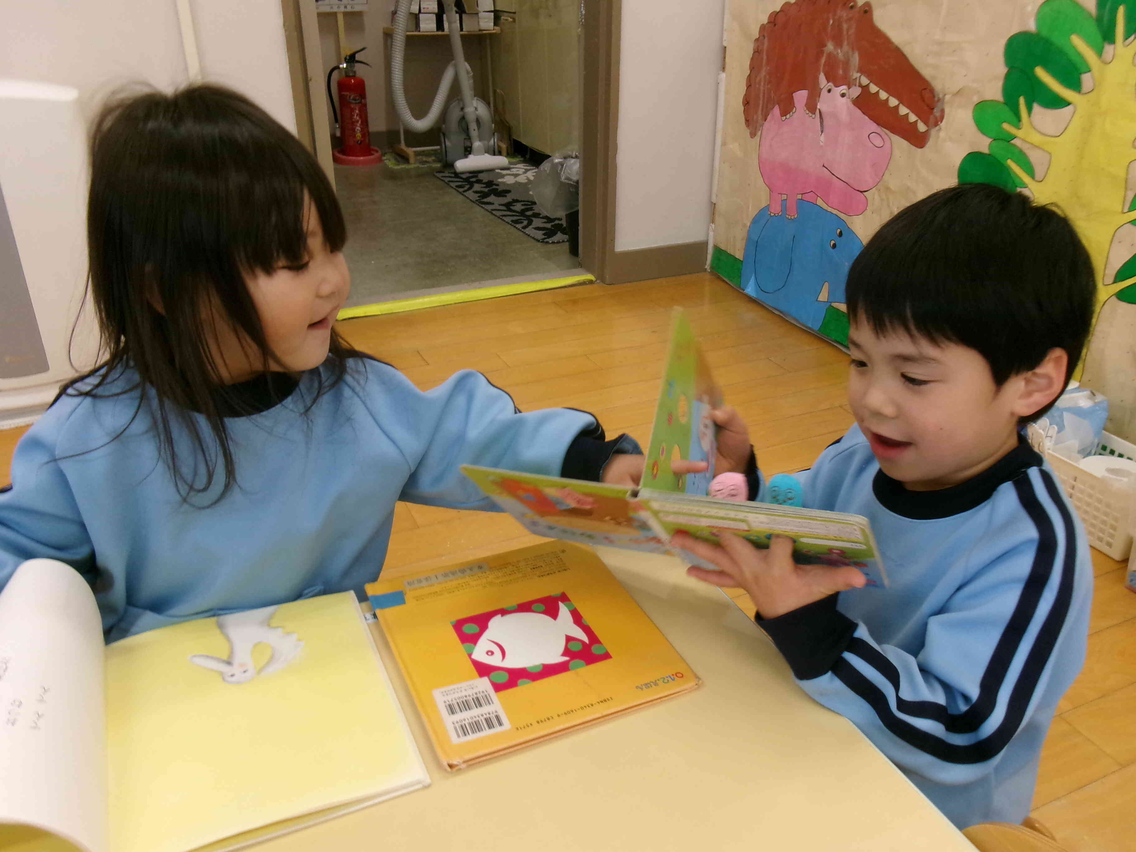 仕掛け絵本楽しいなぁ。