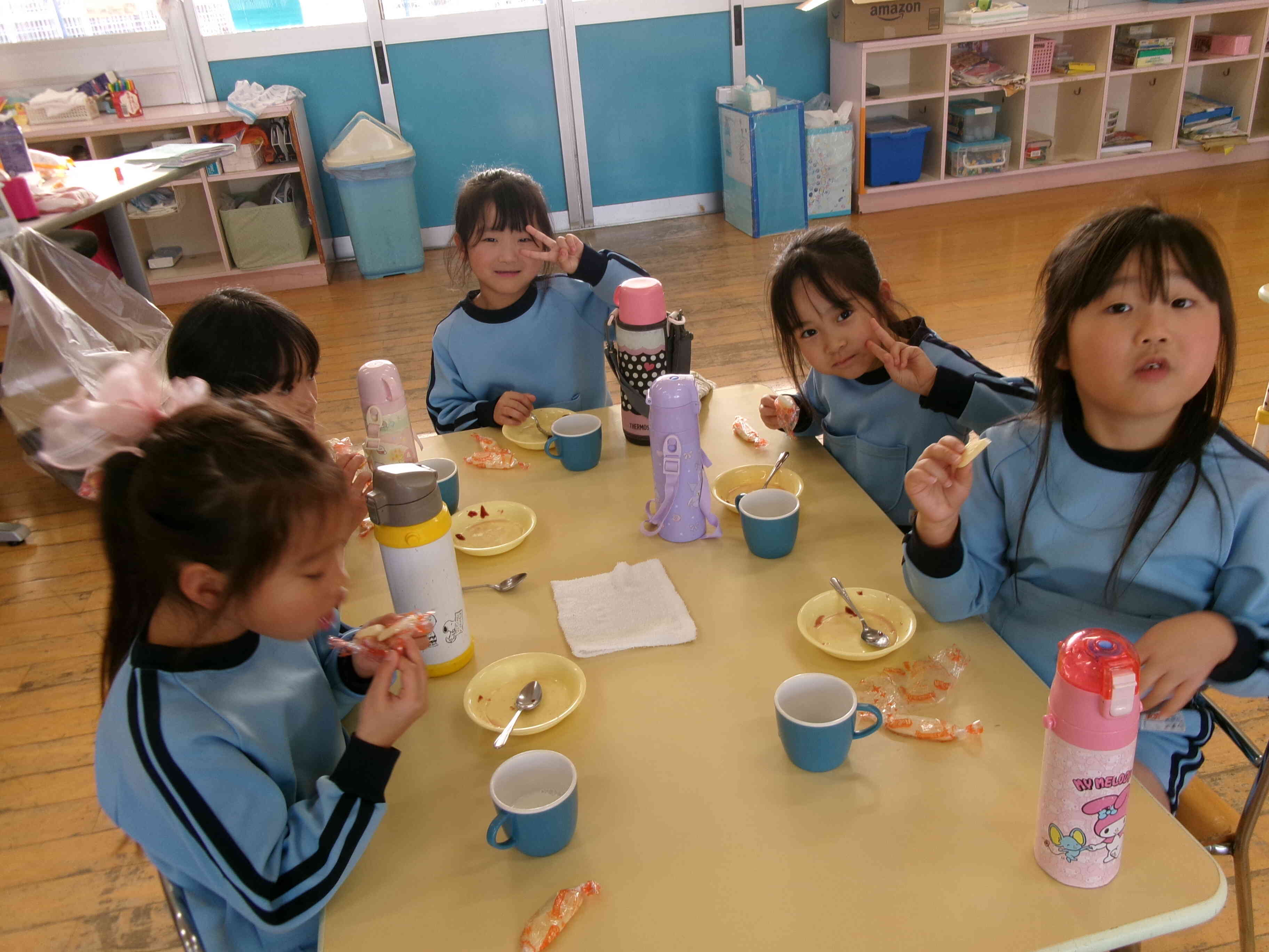 仲良く、おやつタイム。